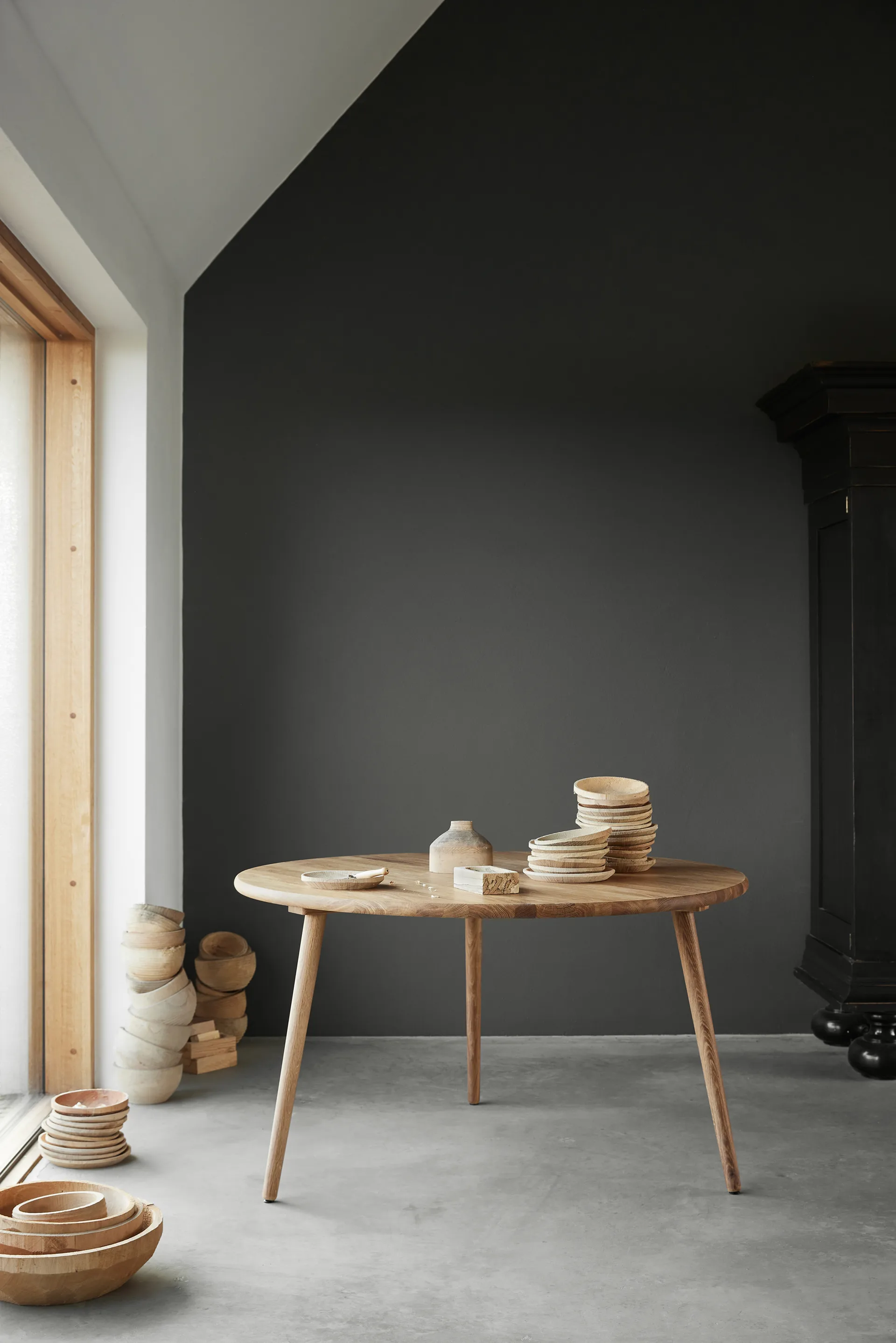 Miss Tailor bord Ø130 cm, ek naturell olja, fast skiva  Stolab