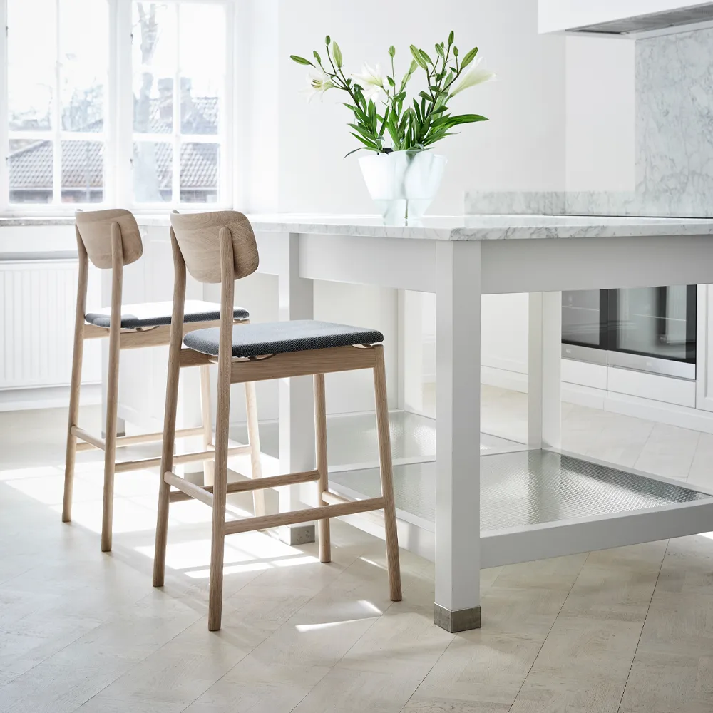 Prima Vista barstol, tyg blues 9202 brun/beige, ljust mattlackat björstativ Stolab