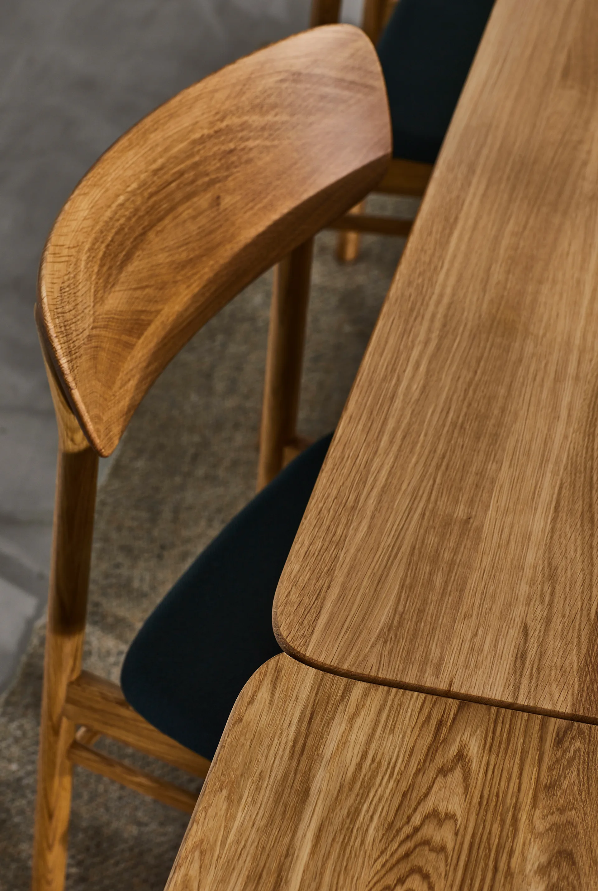 Prima Vista stol oljad ek, Läder elmotique 99001 svart Stolab