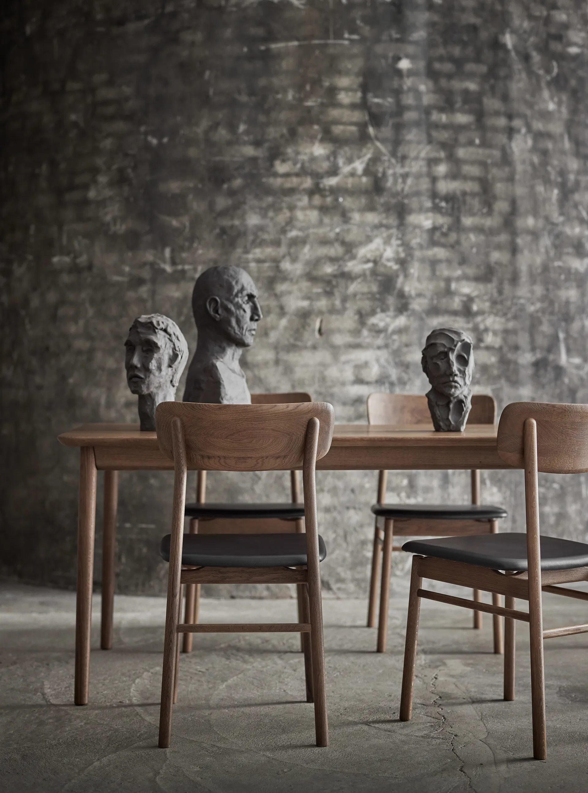 Prima Vista stol rökt ek, Svart lädersits Stolab