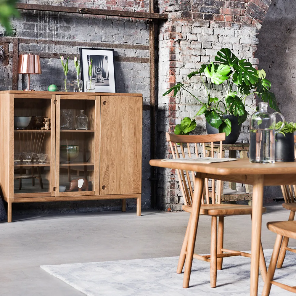 Prio skänk hög, ek naturell olja, glasdörr Stolab