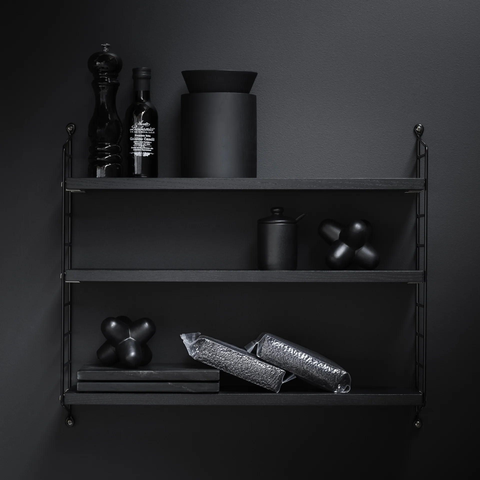 String Pocket hylla svartbetsad ask, svartbetsad ask String