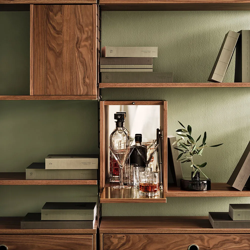 String snapsskåp, valnöt, insida lucka rostfri plåt, bakstycke i spegelglas String