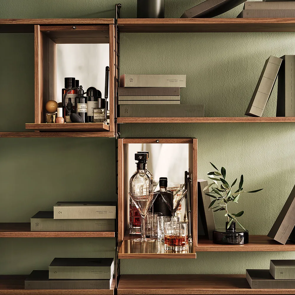 String snapsskåp, valnöt, insida lucka rostfri plåt, bakstycke i spegelglas String