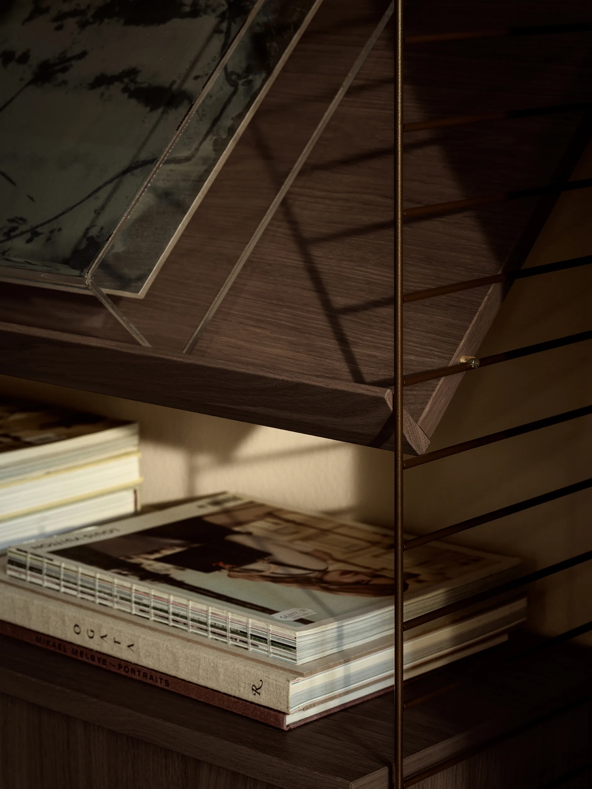 String tidskriftshylla trä, Mörk ek, 58x30 cm String