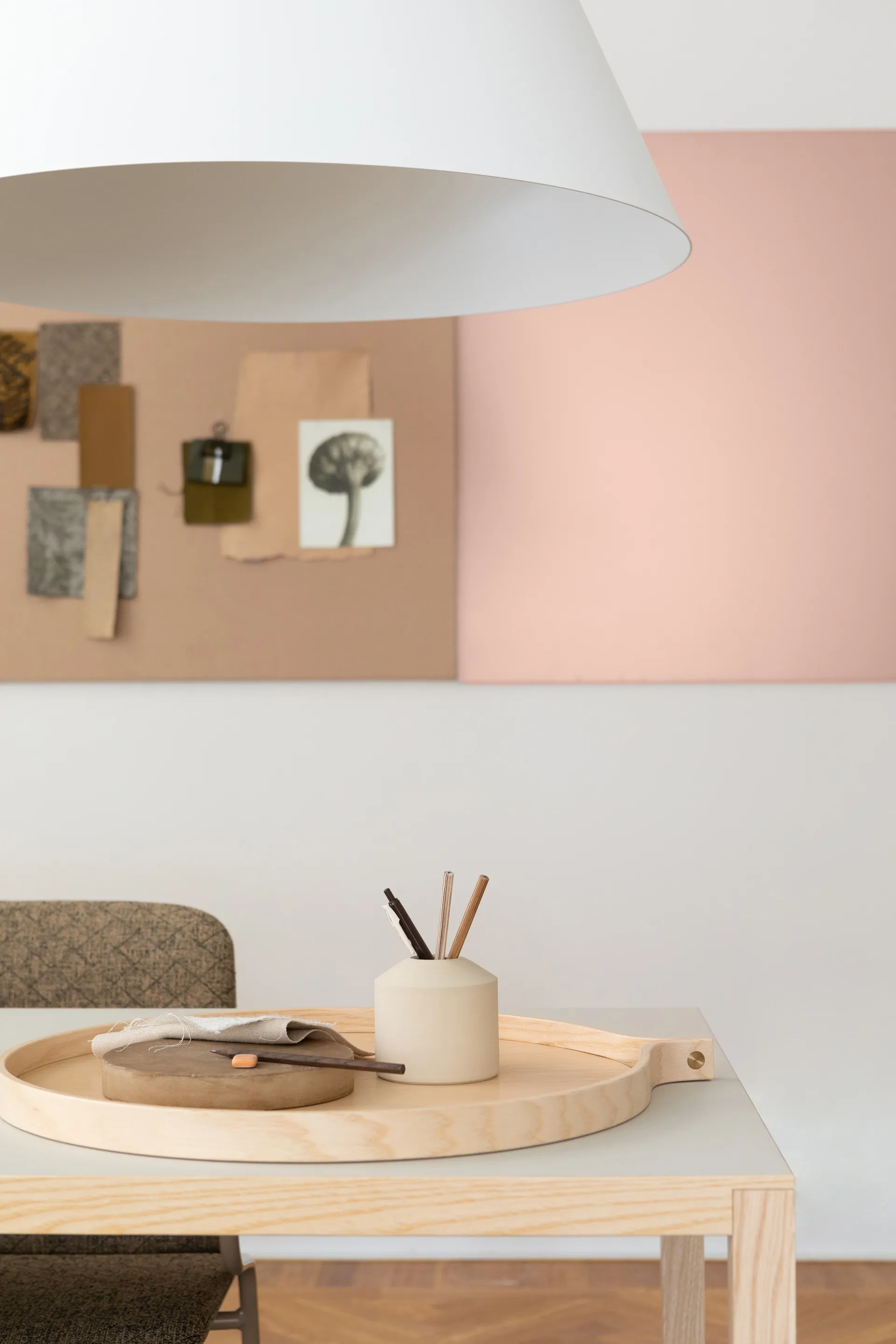 Comma bricka Ø52 cm, Ask lackad Swedese