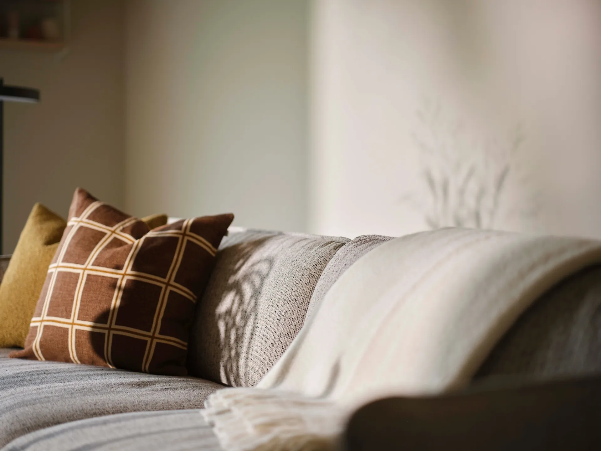 Continental soffa, Sealife Ivory/sand-svartlackerat stål Swedese