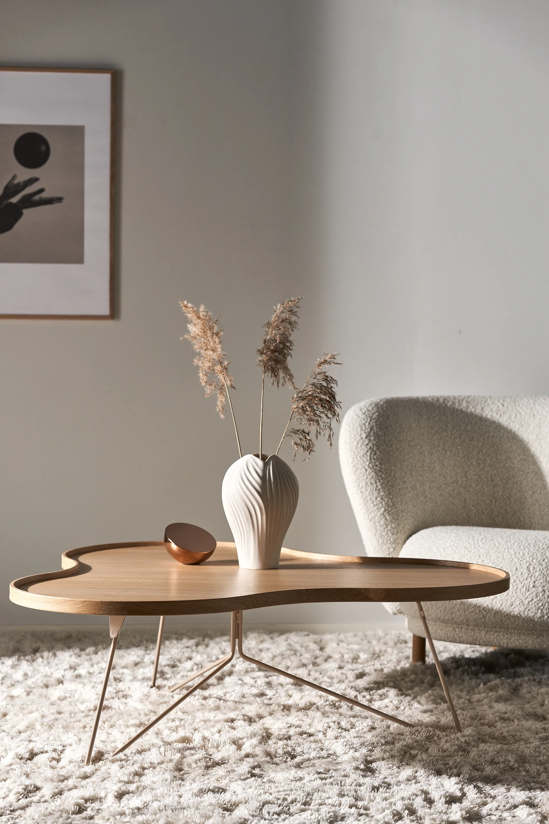 Flower mono bord 107x114 cm, H: 45 cm, Ek lackad-nutmeg (beige) RAL1019 Swedese