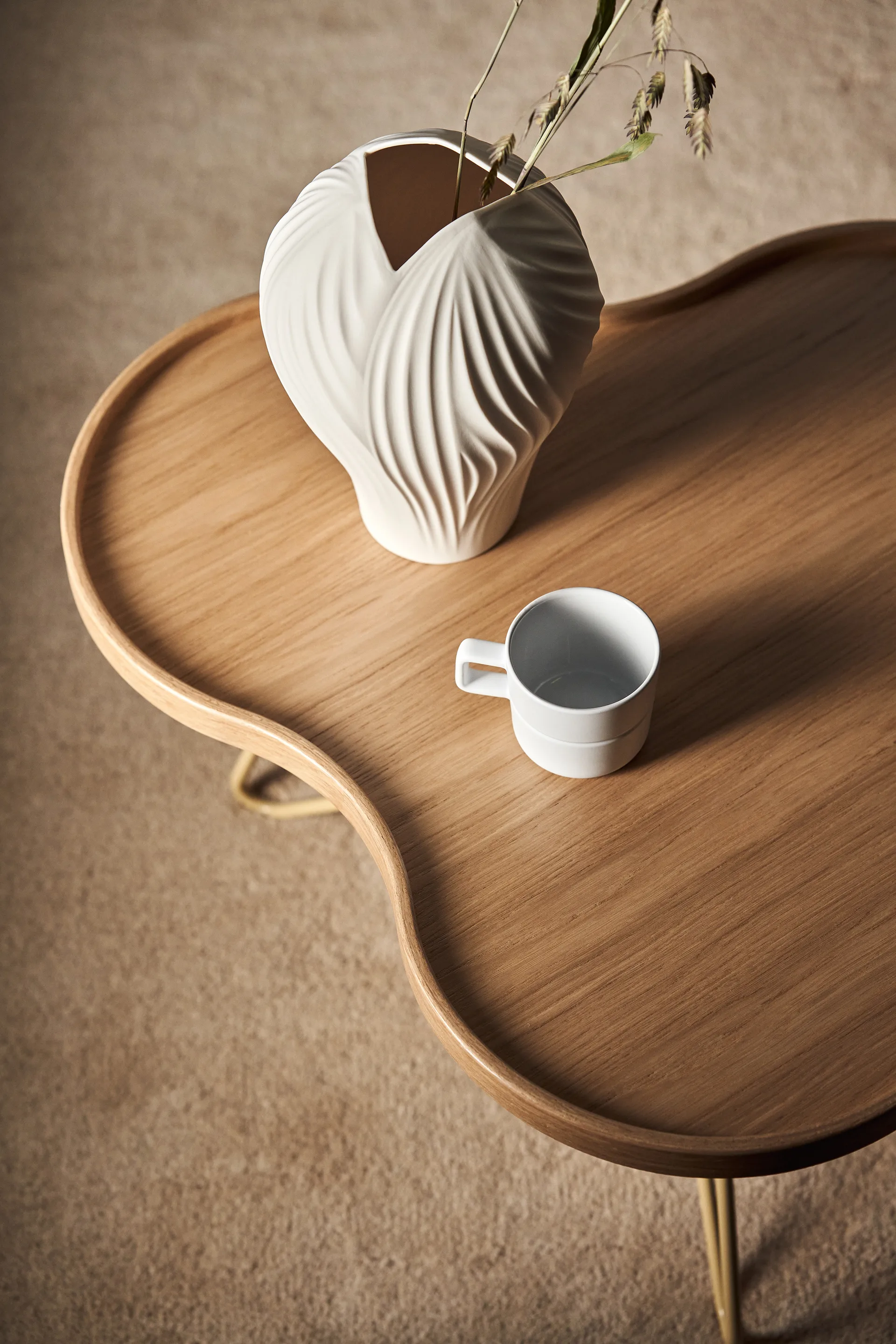 Flower mono bord 84x90 cm, H39 cm Ek lackad-beige RAL 1001 Swedese