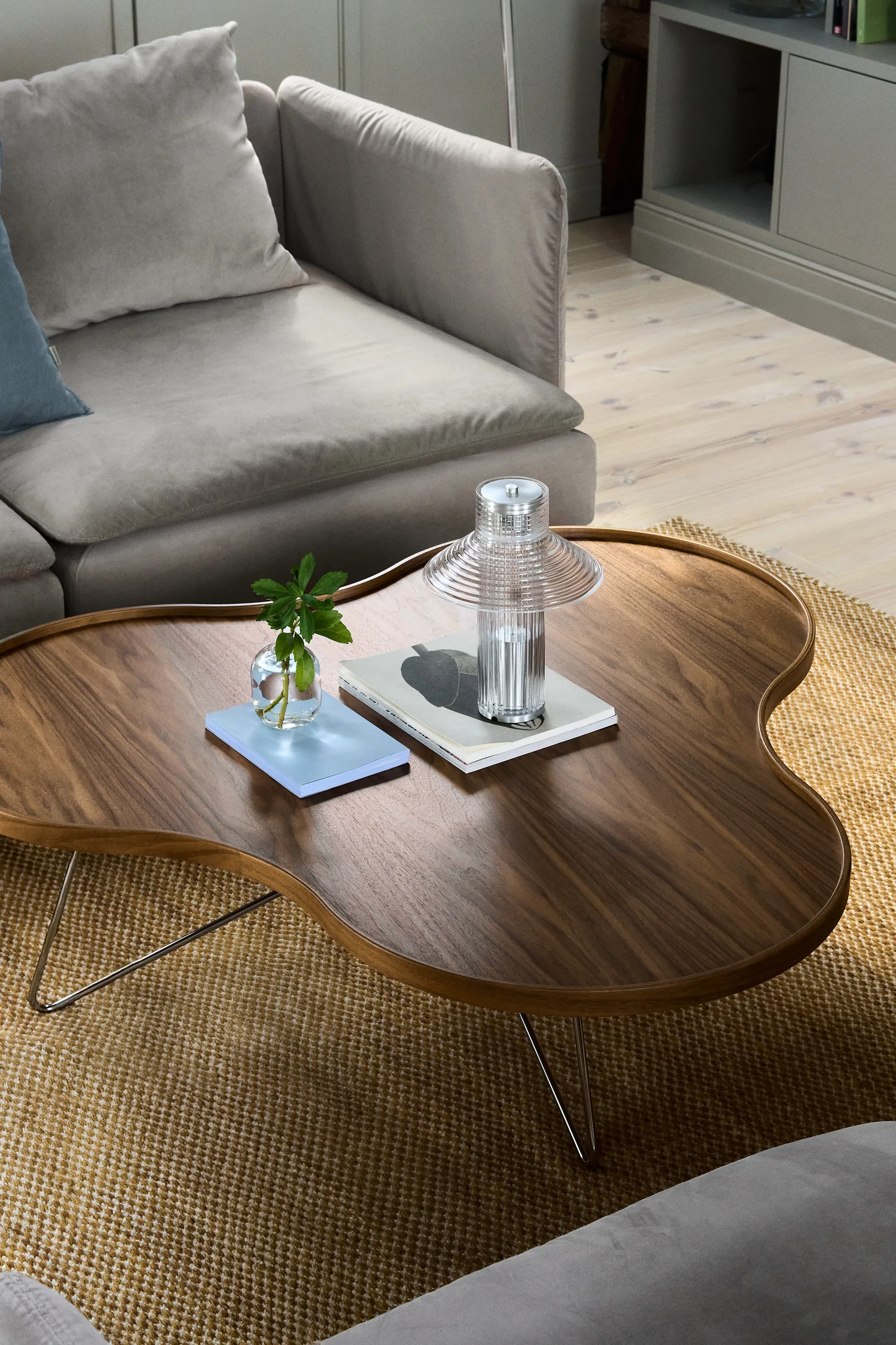 Flower mono bord Special Edition 107x114 cm, H39 cm-lackad valnöt-kromad stål Swedese