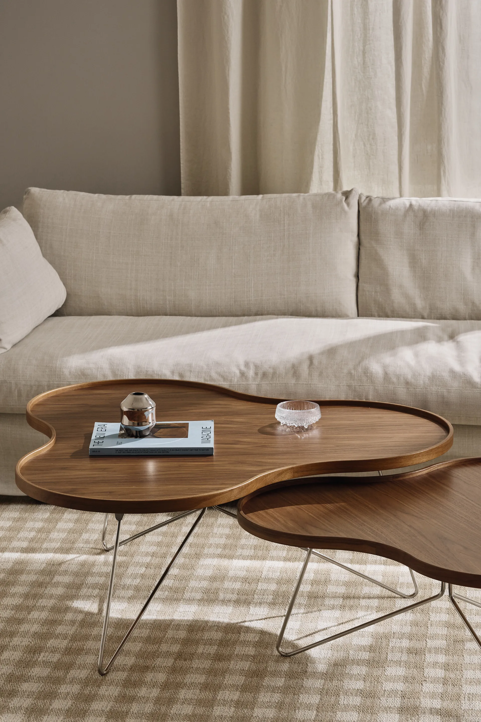 Flower mono bord Special Edition 107x114 cm, H45 cm-lackad valnöt-kromad stål Swedese