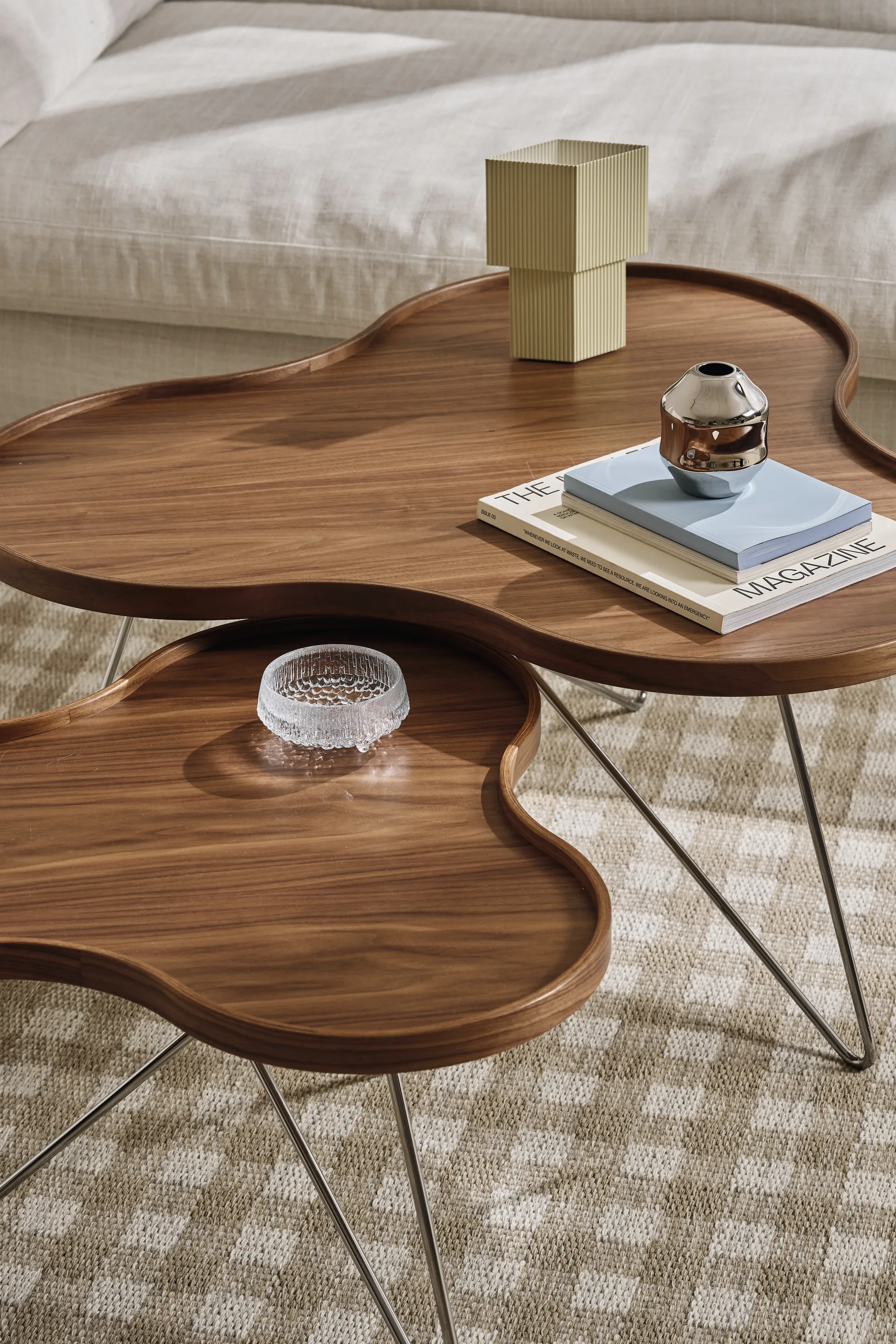 Flower mono bord Special Edition 62x66 cm, H39 cm-lackad valnöt-kromad stål Swedese