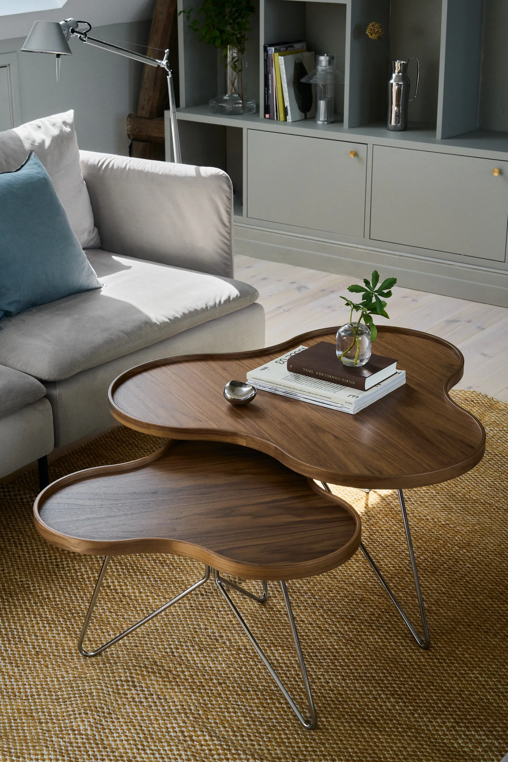 Flower mono bord Special Edition 84x90 cm, H45 cm-lackad valnöt-kromad stål Swedese