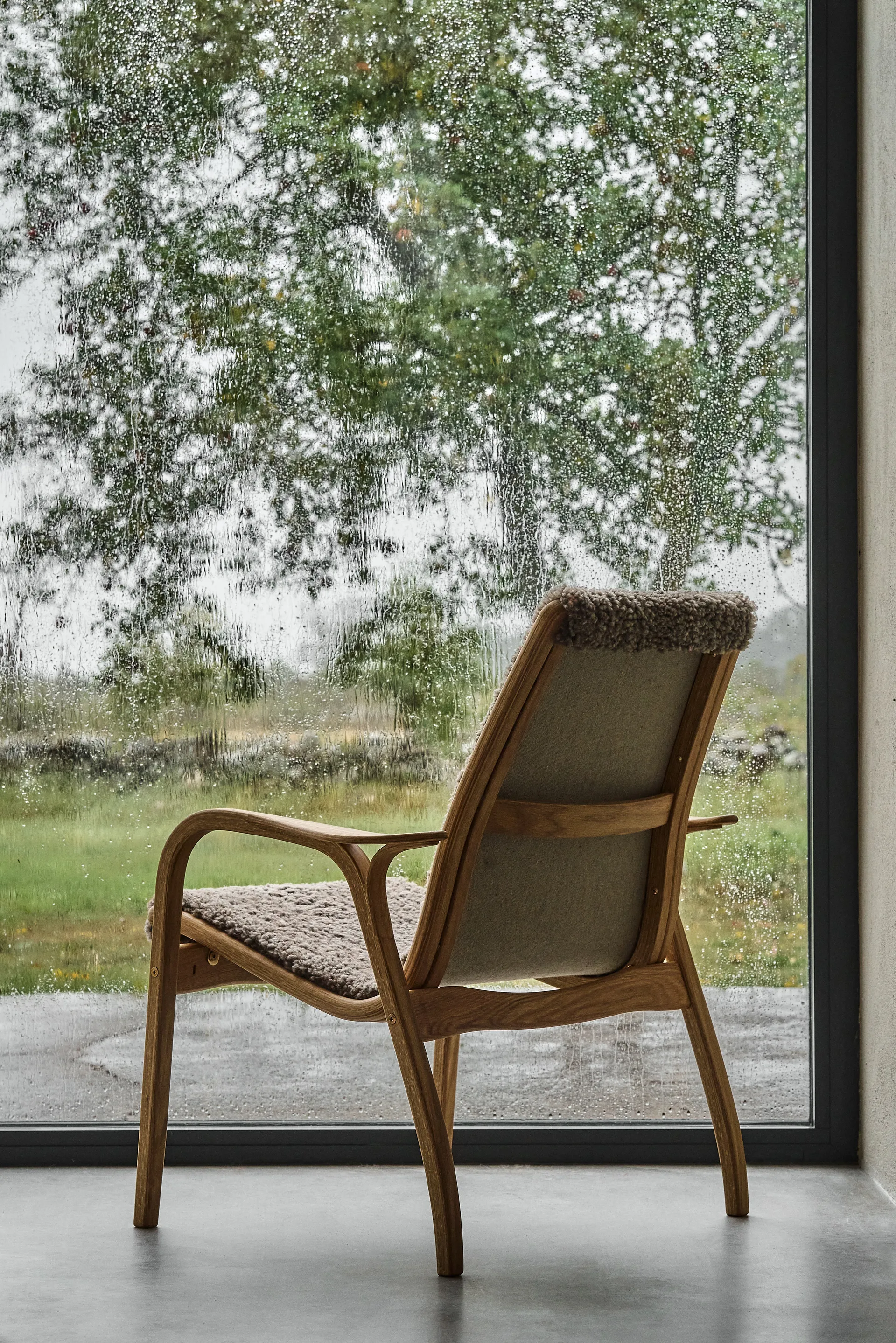 Laminett fåtölj oljad ek/fårskinn, Sahara (nougatbrun) Swedese