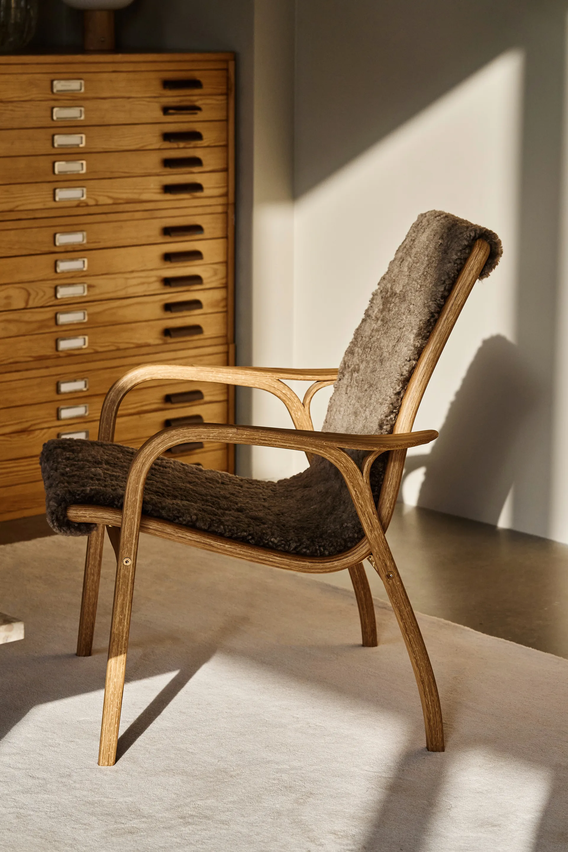 Laminett fåtölj oljad ek/fårskinn, Sahara (nougatbrun) Swedese