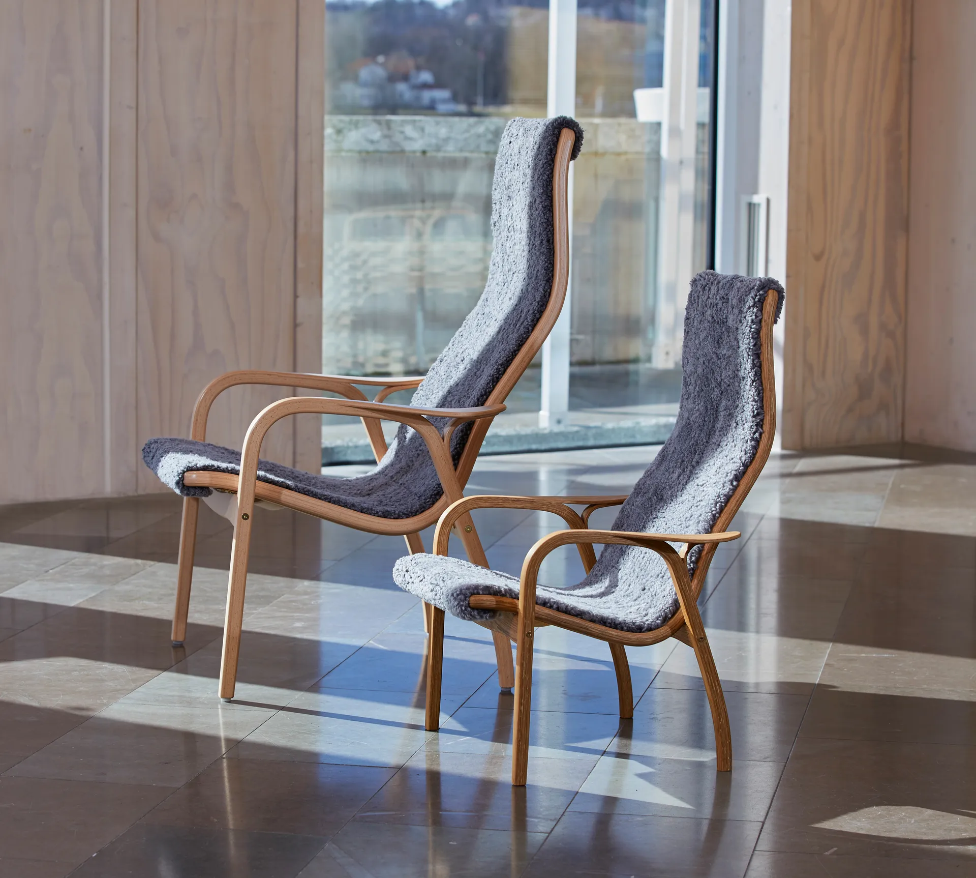 Lamini barnfåtölj lackad bok/fårskinn, Scandinavian Grey (grå) Swedese