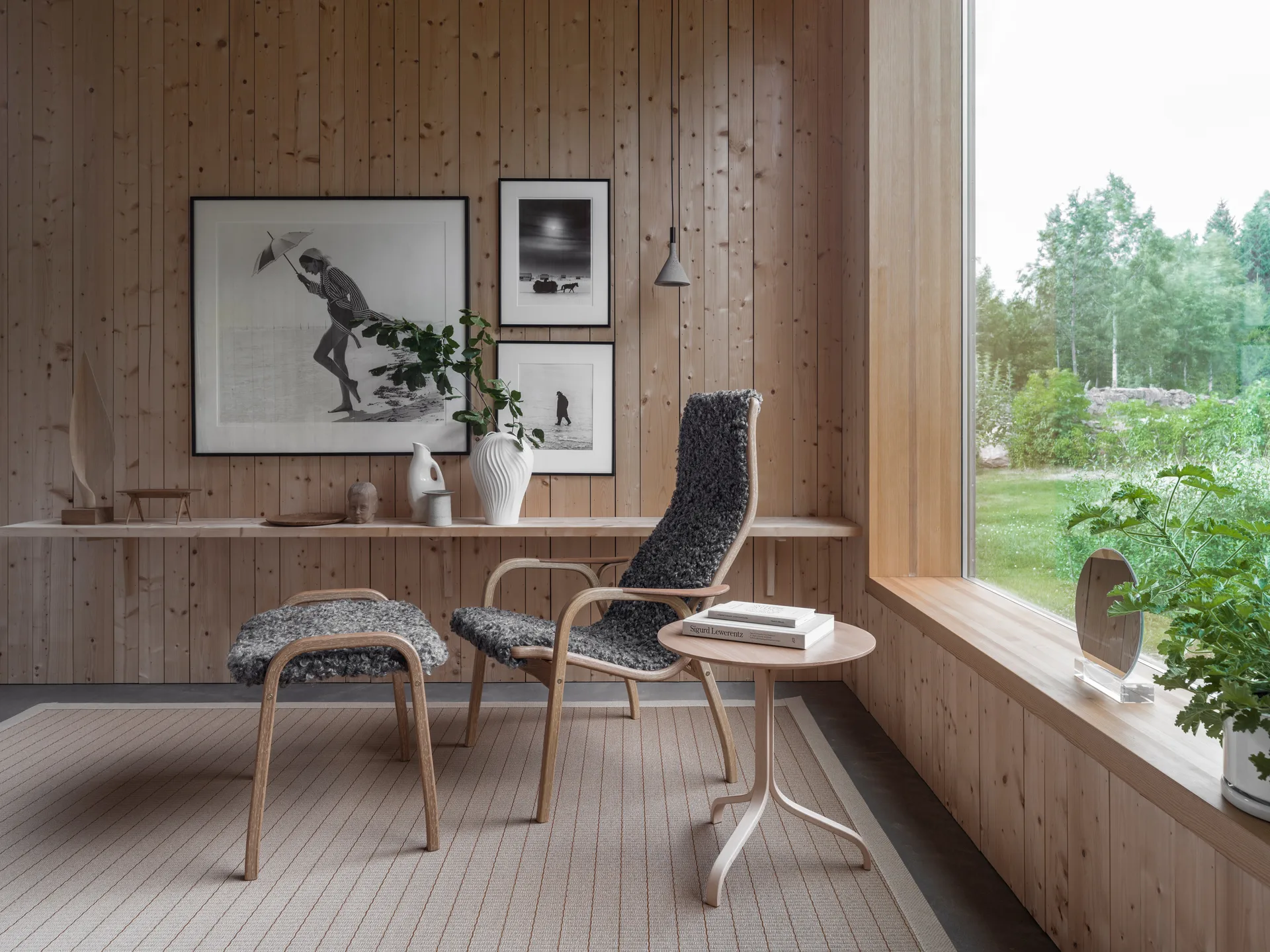 Lamino fåtölj lackad bok/fårskinn, Charcoal (mörkgrå) Swedese