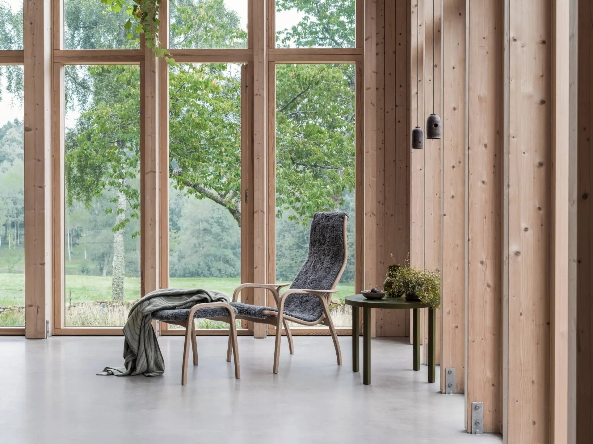 Lamino fåtölj lackad bok/fårskinn, Scandinavian Grey (grå) Swedese