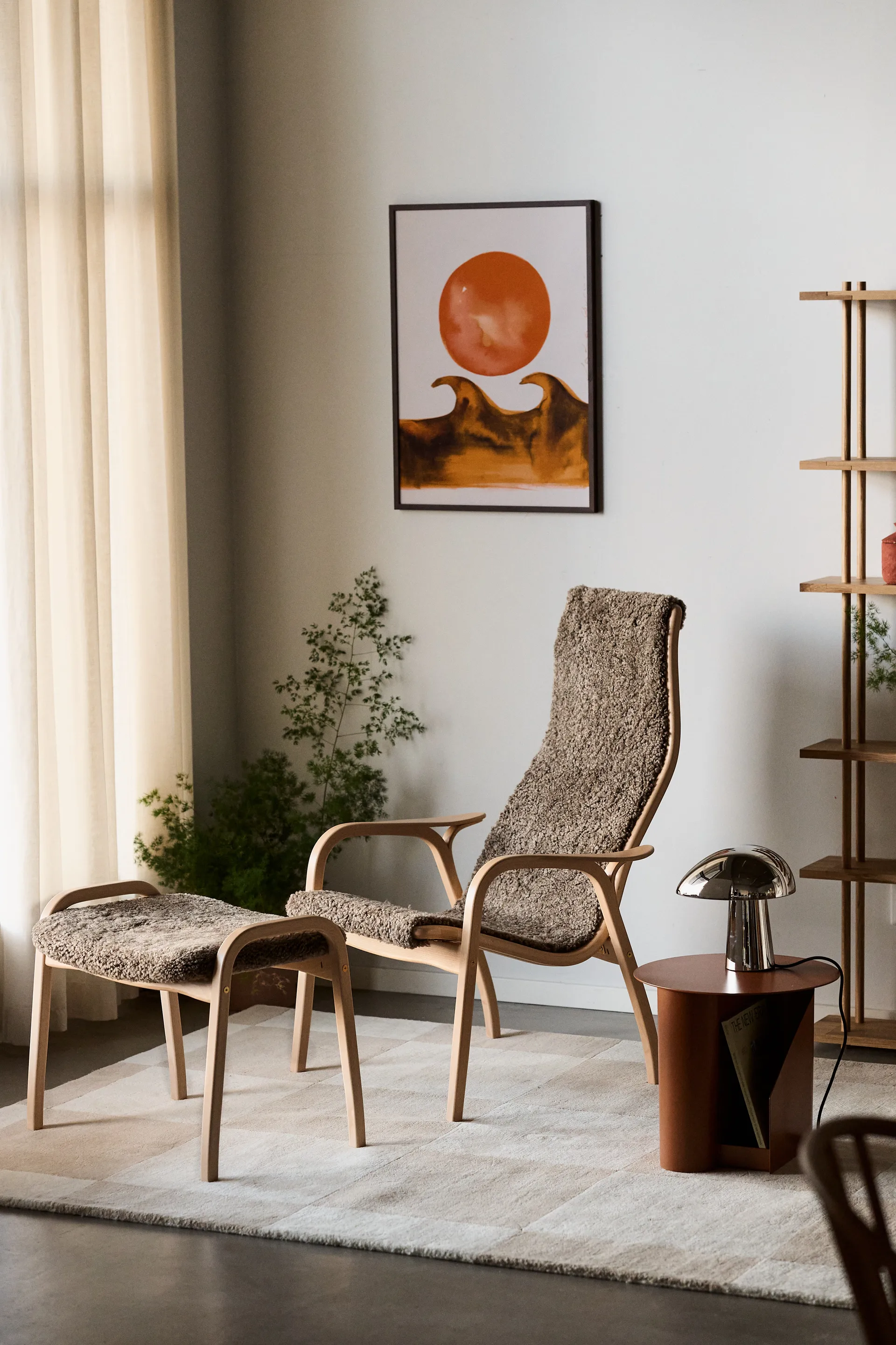 Lamino fåtölj och fotpall lackad bok/fårskinn, Sahara (nougatbrun) Swedese