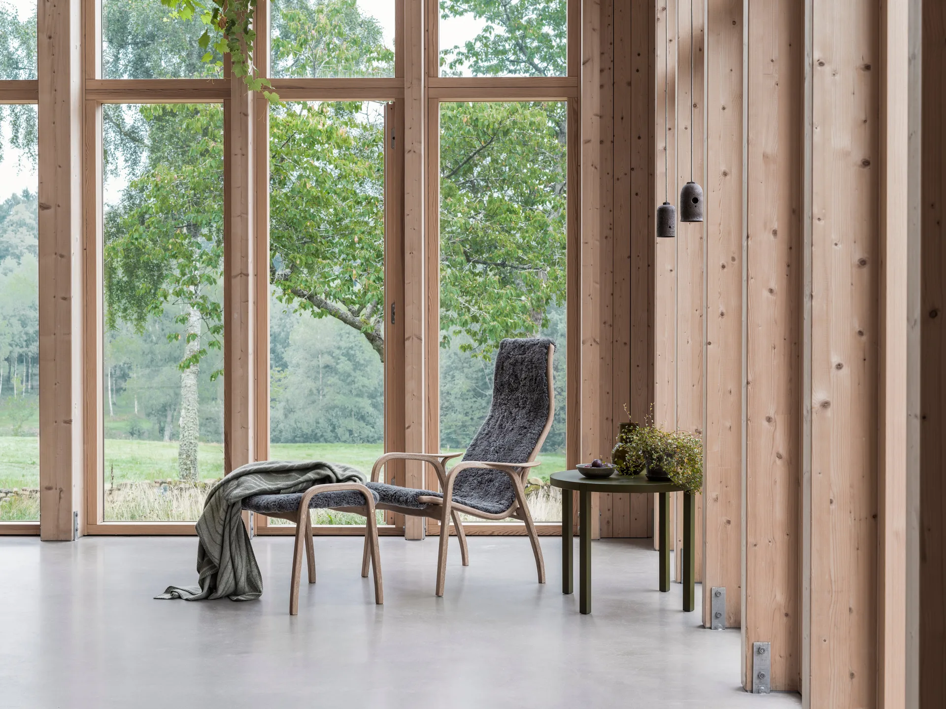 Lamino fåtölj och fotpall oljad ek/fårskinn, Sahara (nougatbrun) Swedese