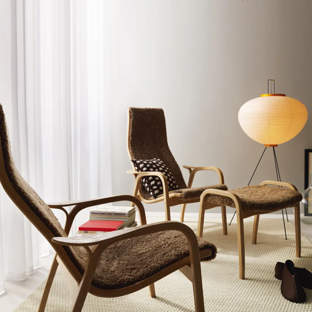 Lamino fotpall, fårskinn charcoal, naturlackad valnöt Swedese