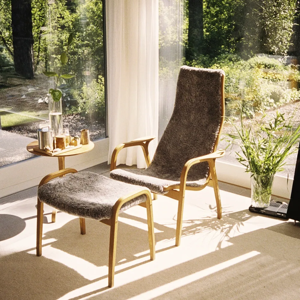 Lamino fotpall, fårskinn sahara, naturlackad valnöt Swedese