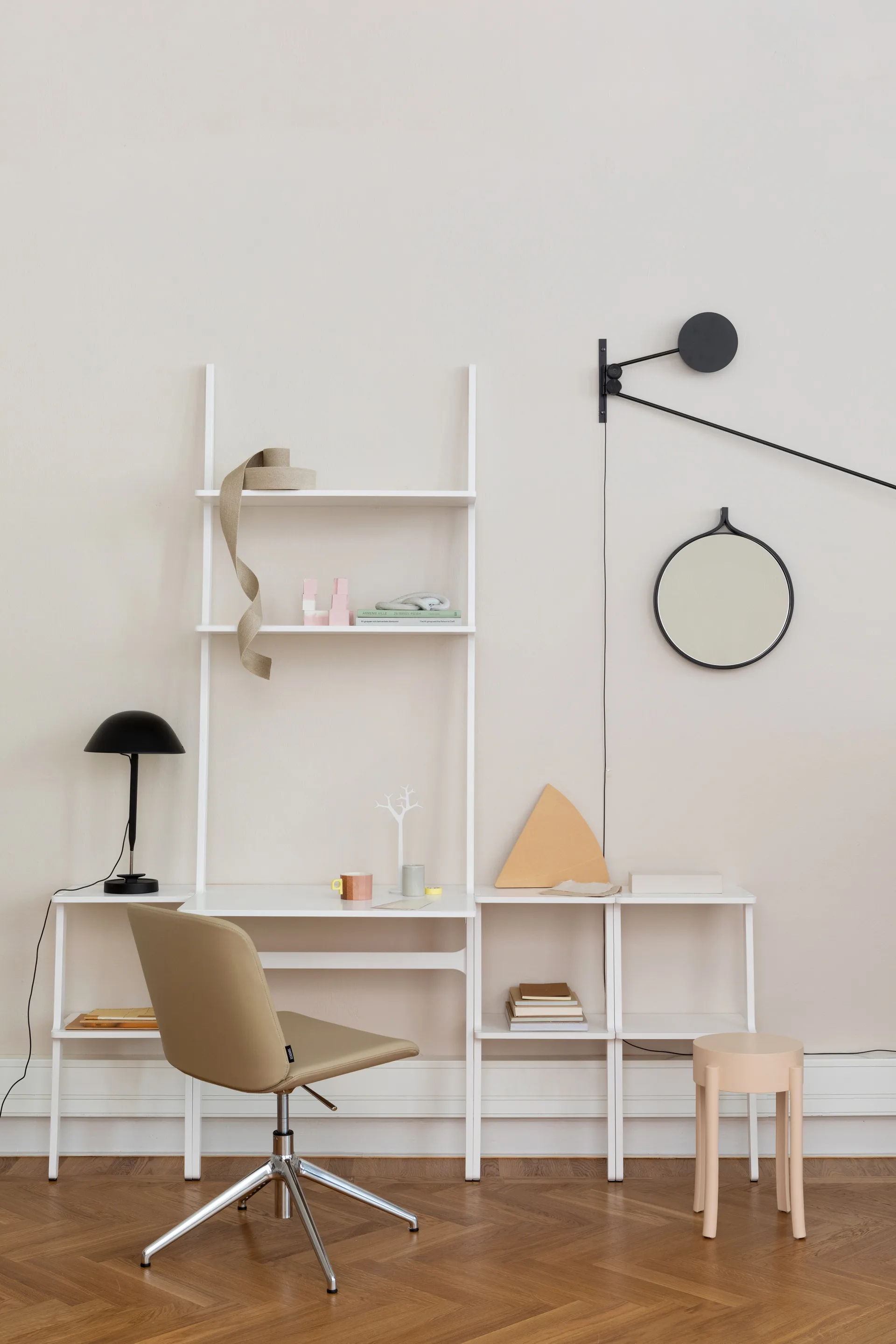 Libri skrivbord, Ask vitlaserad Swedese