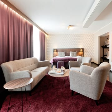 Nova soffa 2-sits - tyg tonica 182 grå, ekben vitpigment - Swedese