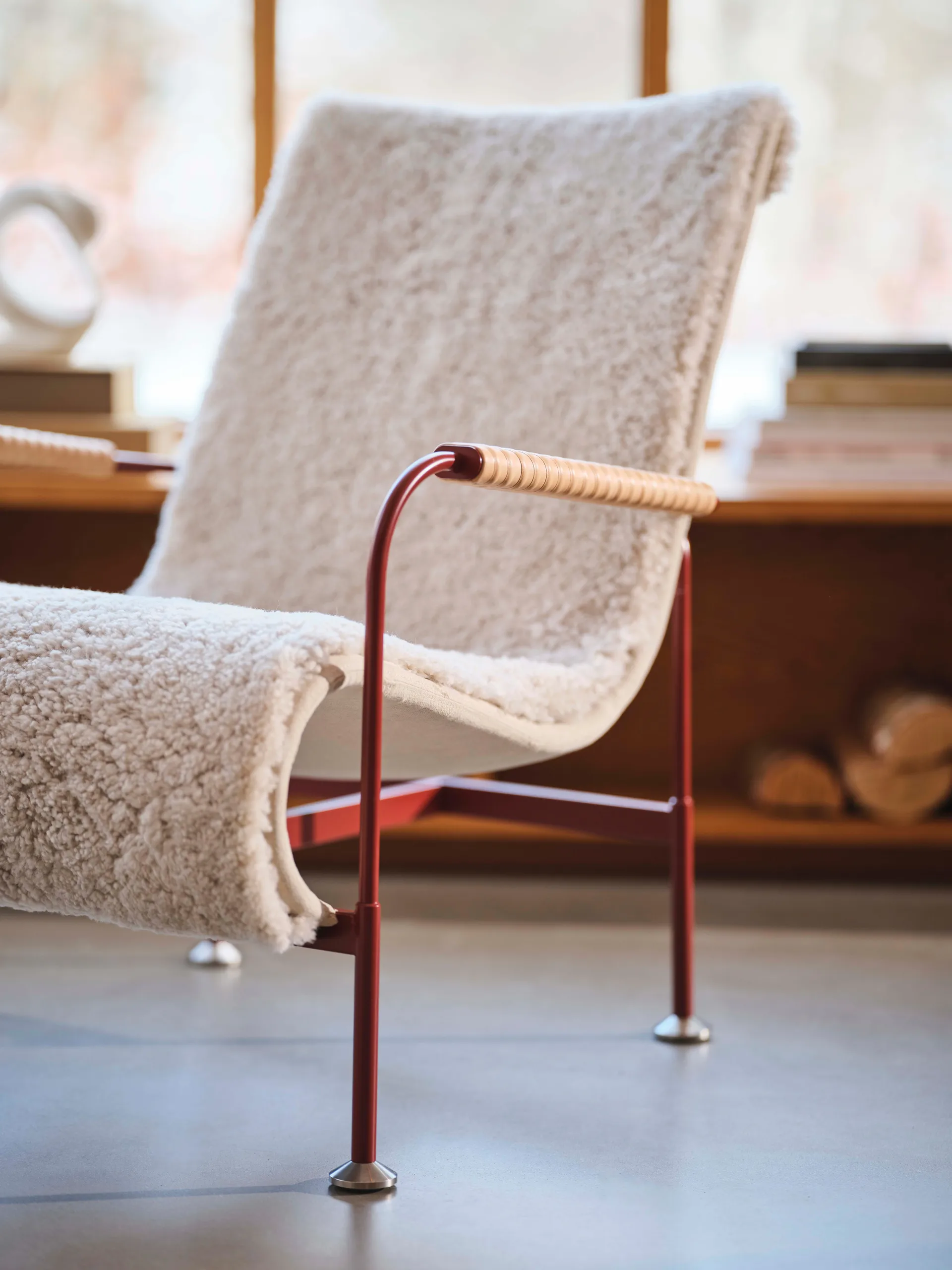 Serpentine fåtölj, Fårskinn Moonlight-krom-tärnsjö Cognac Swedese