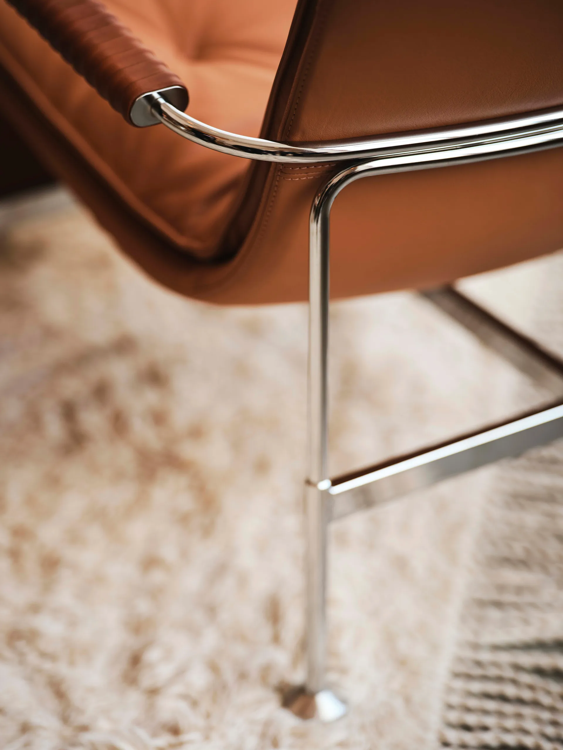 Serpentine fåtölj, Läder Elmo Soft Ljusbrun-krom-tärnsjö Cognac Swedese