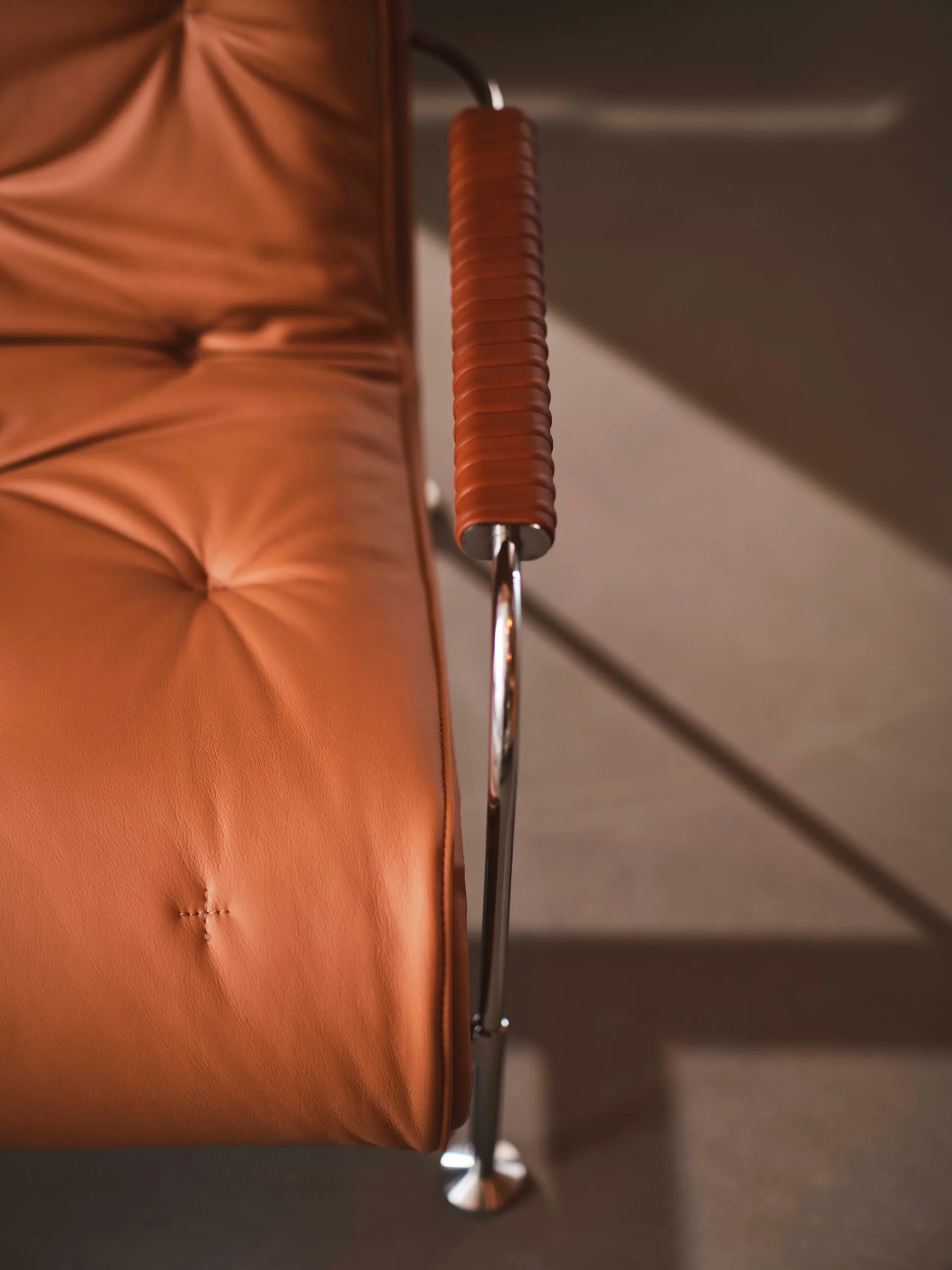 Serpentine fåtölj, Läder Elmo Soft Mörkbrun-tärnsjö Tobacco Swedese