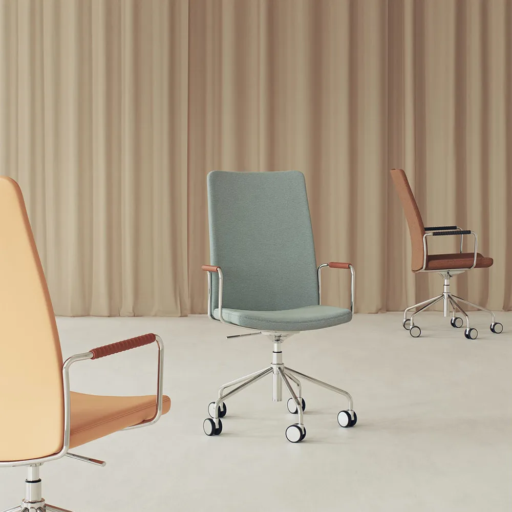 Stella hög kontorsstol höj/sänkbar utan svikt, Läder elmosoft 33001 brun-krom Swedese