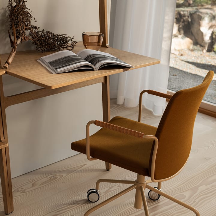 Stella kontorsstol höj/sänkbar med svikt, läder elmosoft 33004 brun, krom, armstöd 8822 amber Swedese