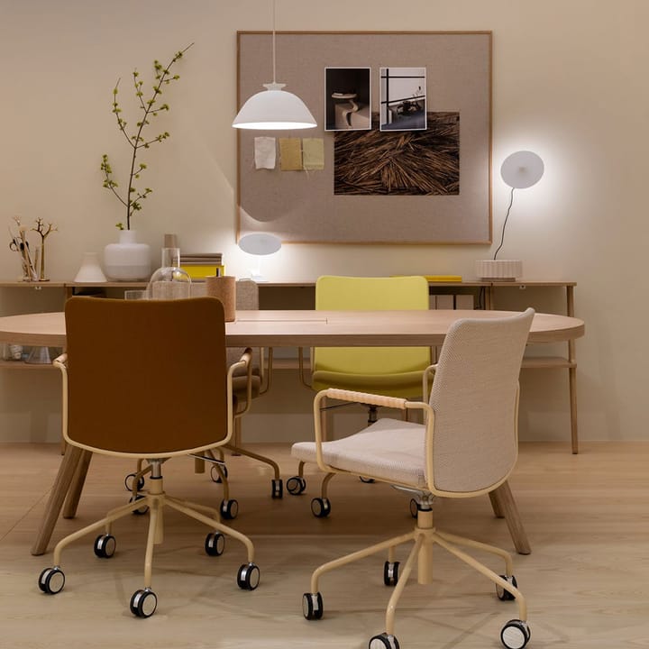 Stella kontorsstol höj/sänkbar med svikt, läder elmosoft 33004 brun, krom, armstöd 8822 amber Swedese