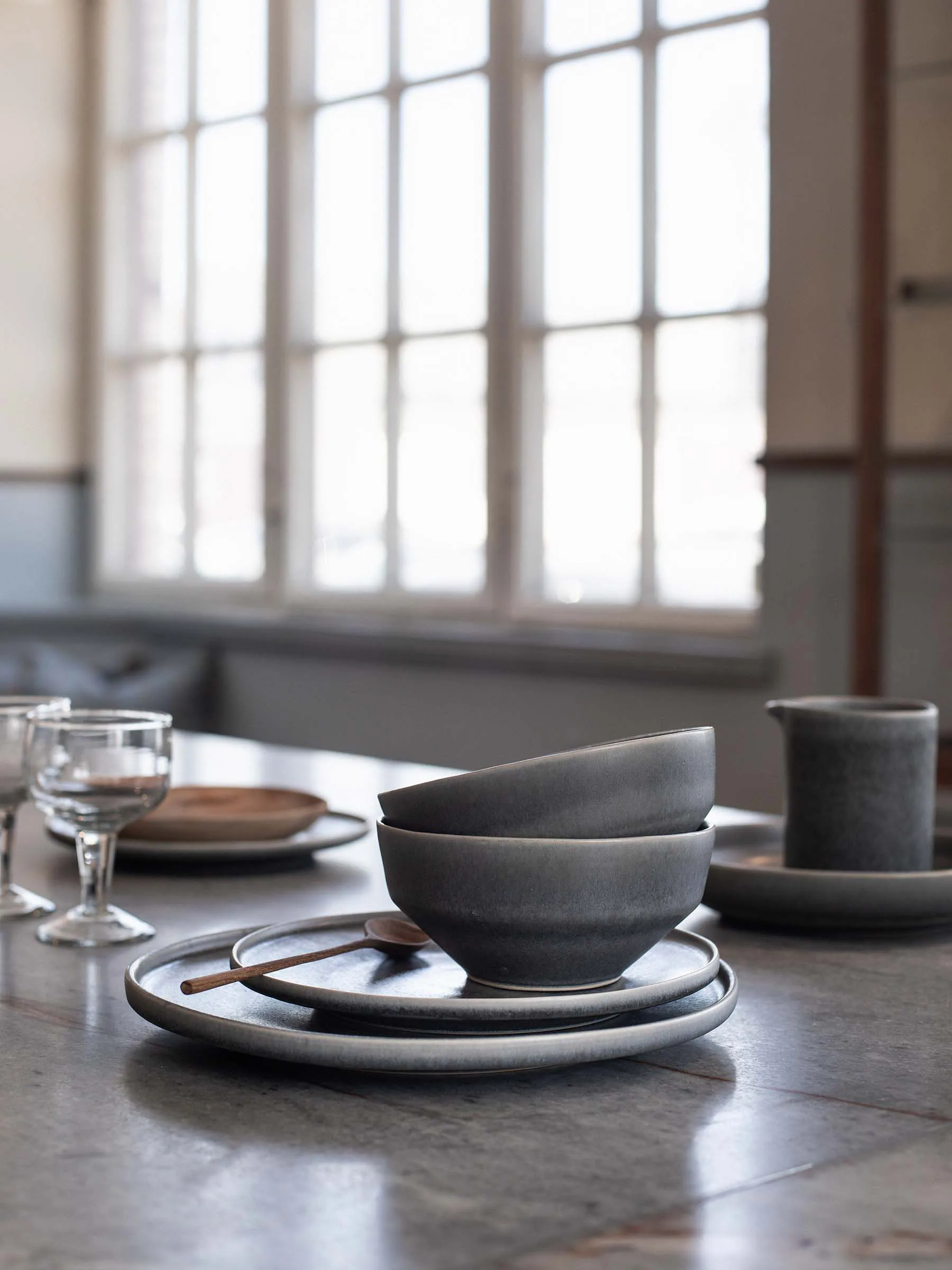 Centro mattallrik Ø28 cm, Soft grey Tell Me More