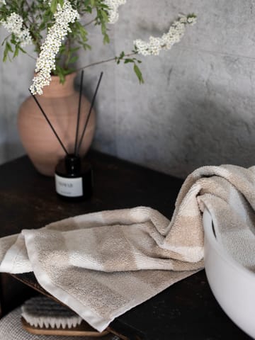 Cleo handduk 50x70 cm - Beige - Tell Me More