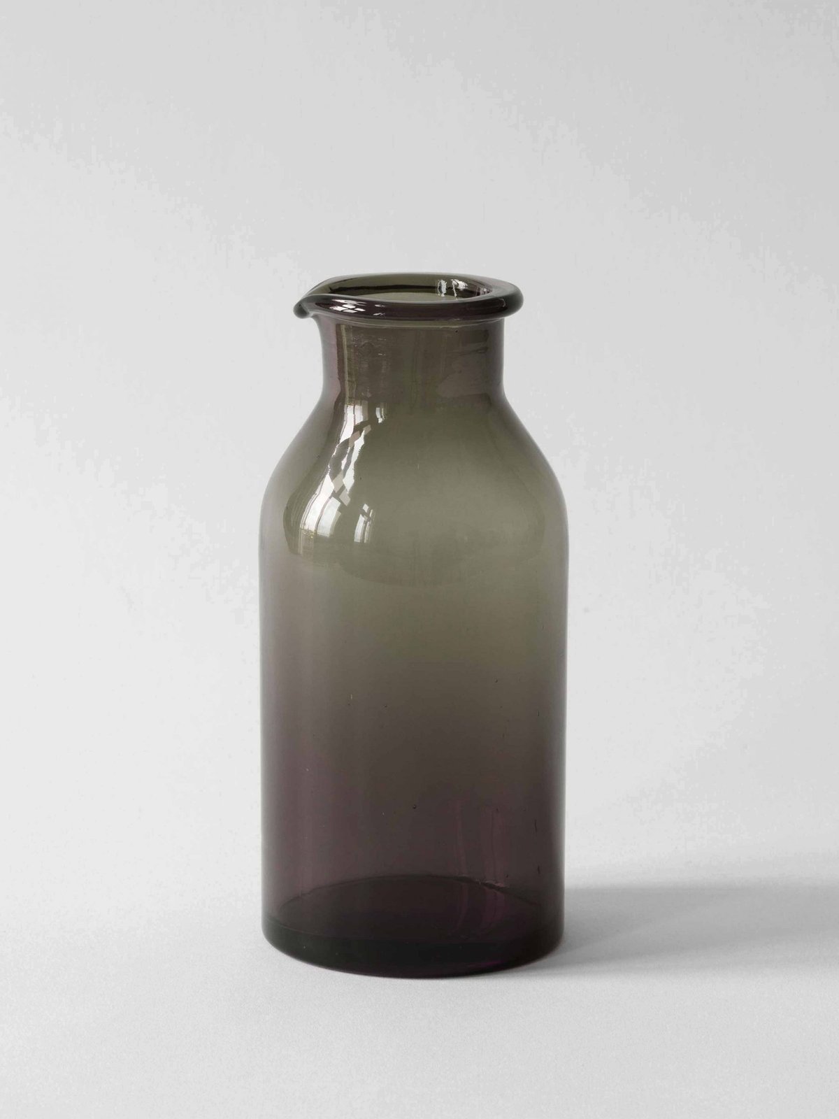 Tell Me More Ivy karaff 60 cl Rök | Skandinavisk Design | Mjölkkannor | Grå