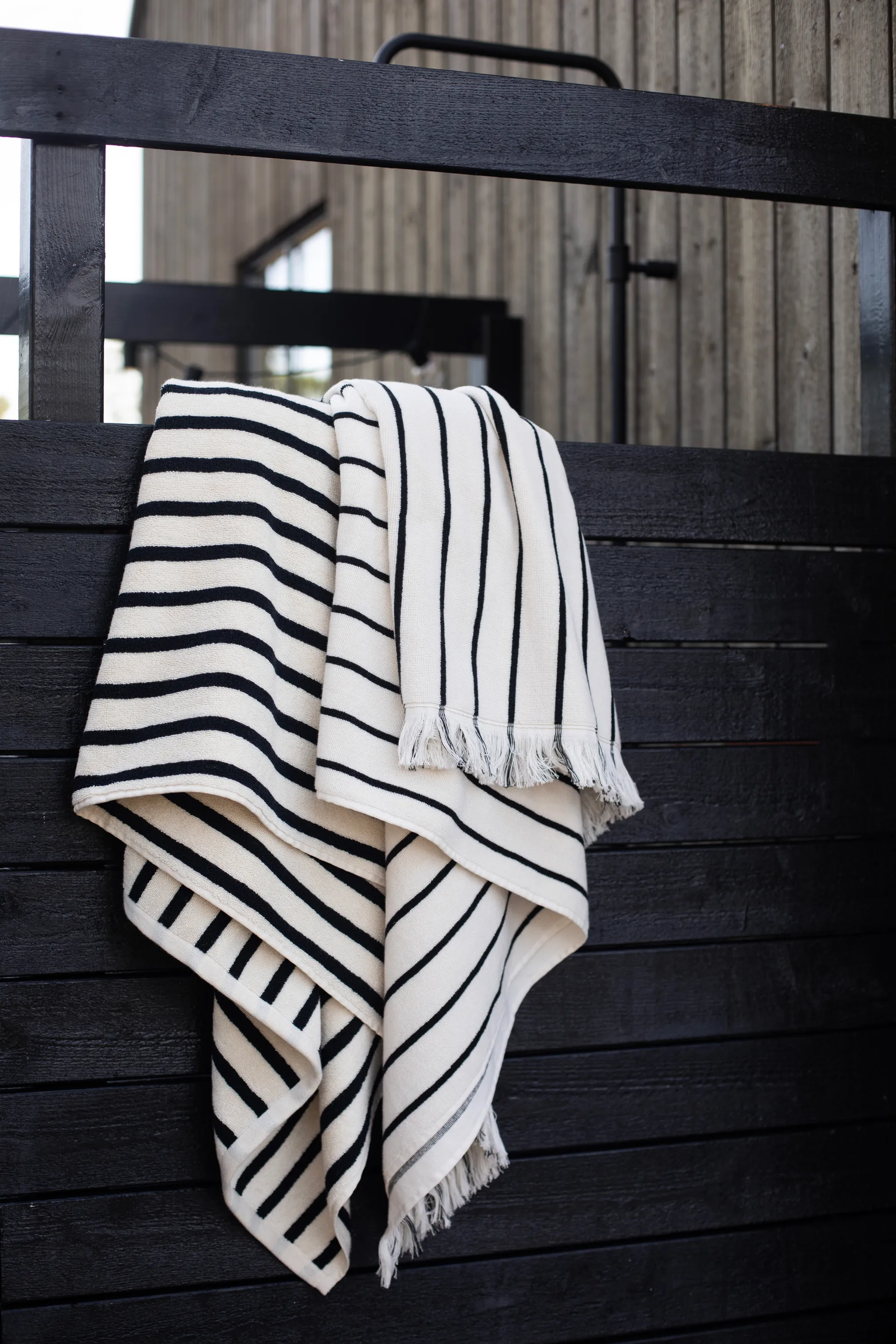 Juno badlakan 100x180 cm, Svart Tell Me More