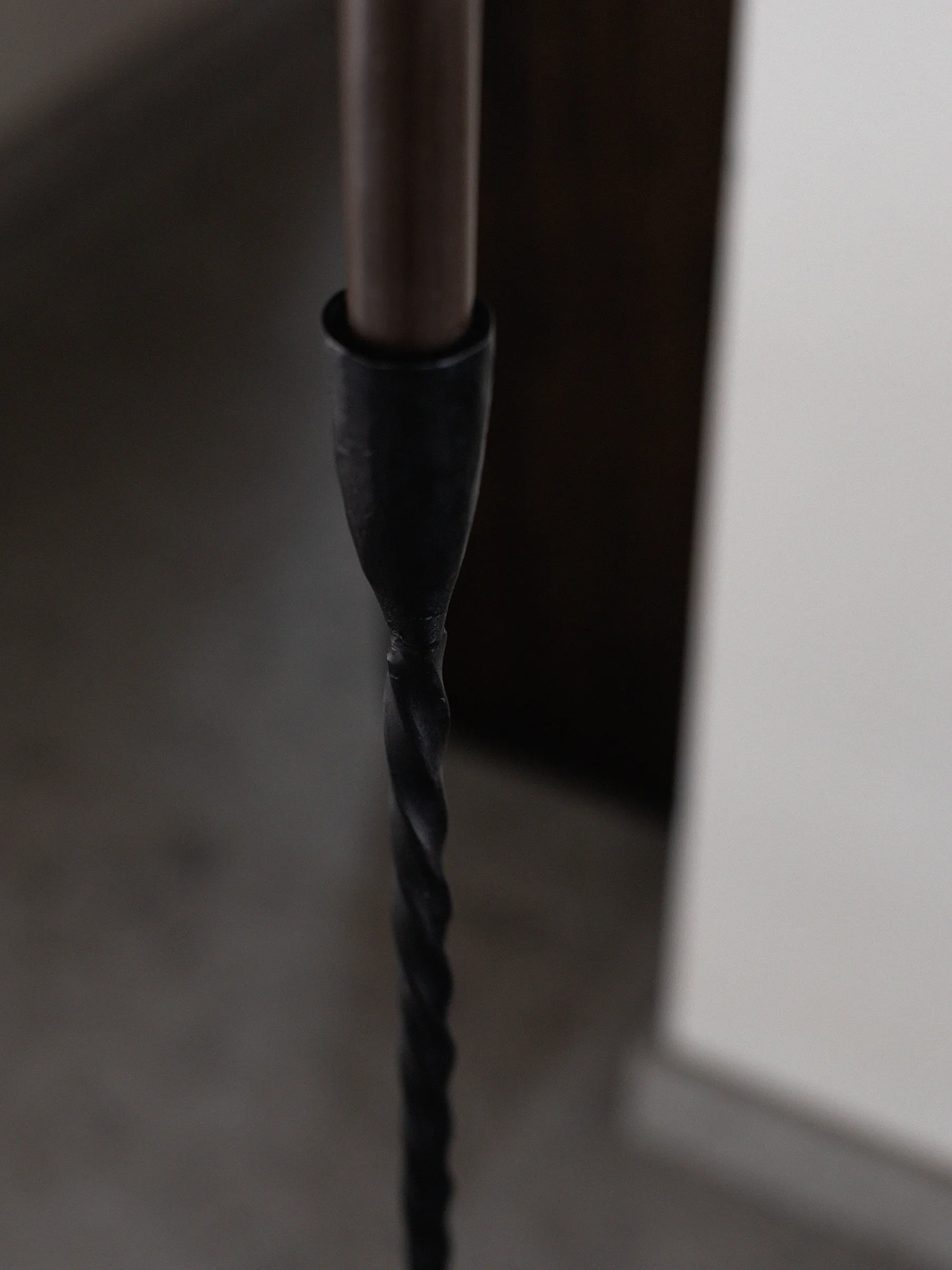 Twist golvljusstake 80 cm, Svart Tell Me More