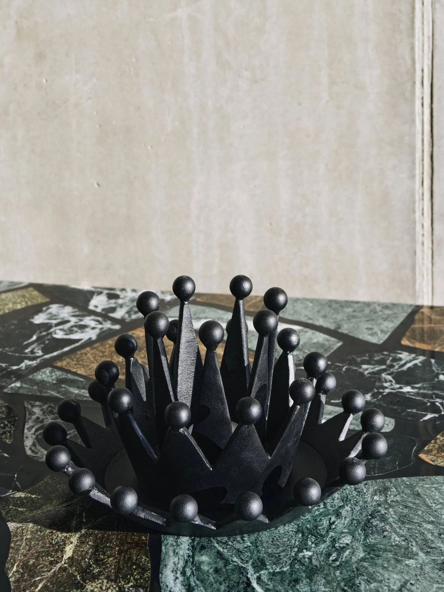 Cast Iron Crown ljuslykta, Ø22x4,5 cm Tom Dixon