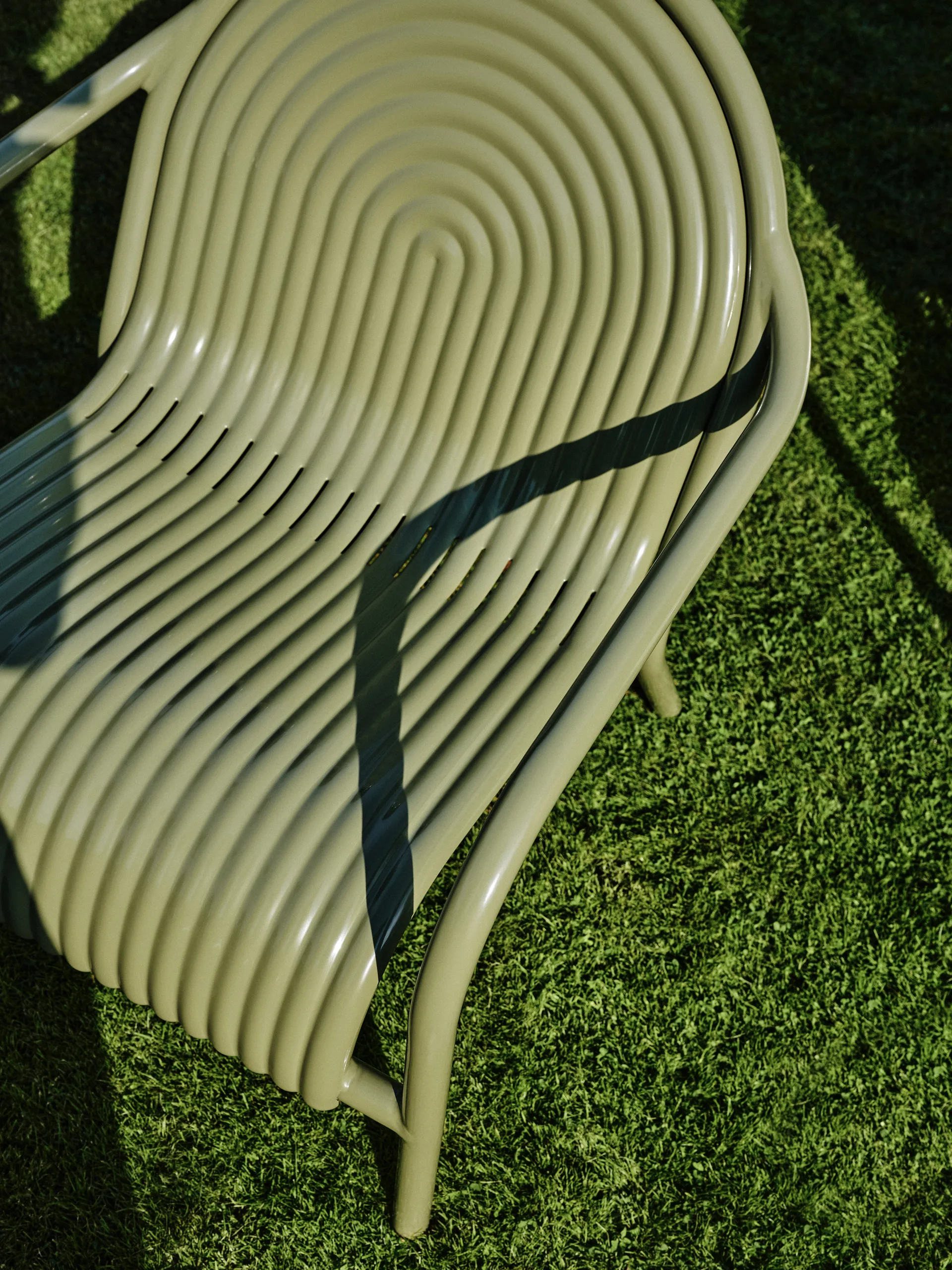Groove lounge chair, Moss Tom Dixon