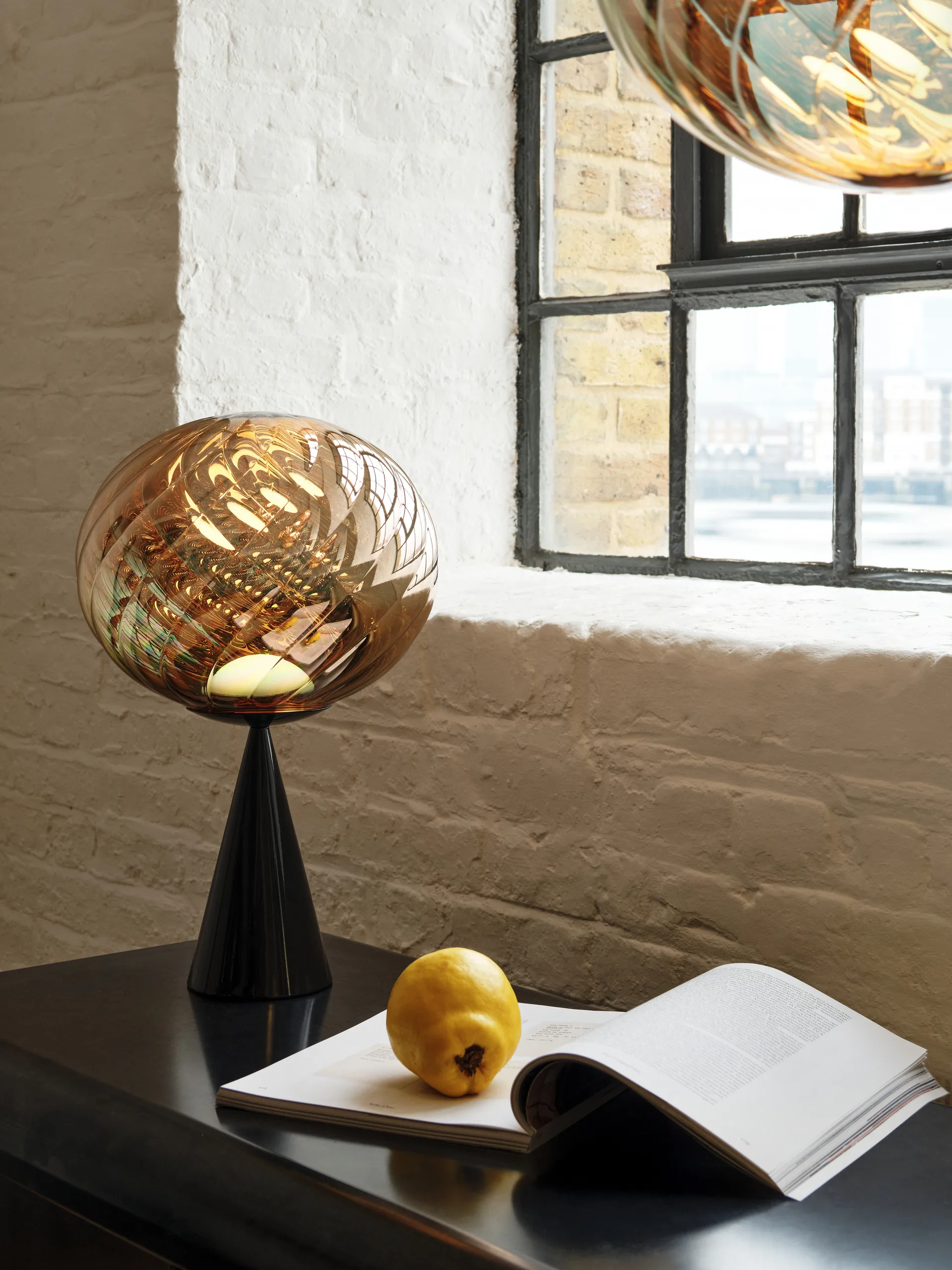 Whirl cone fat bordslampa, Gold-black Tom Dixon