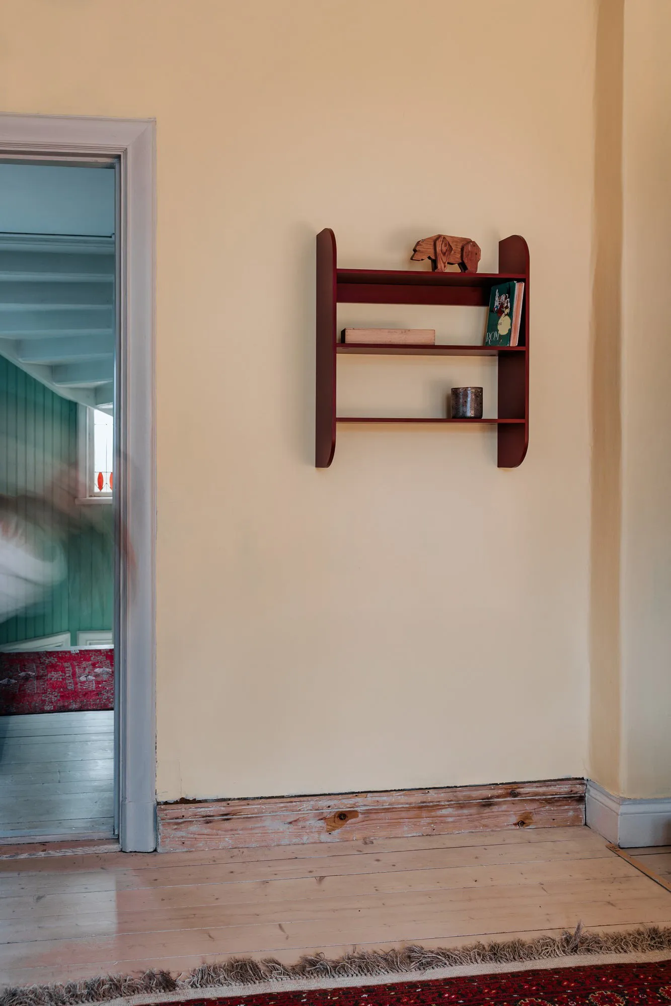 Strapats vägghylla 62x73,6 cm, Burgundy TÔNN furniture