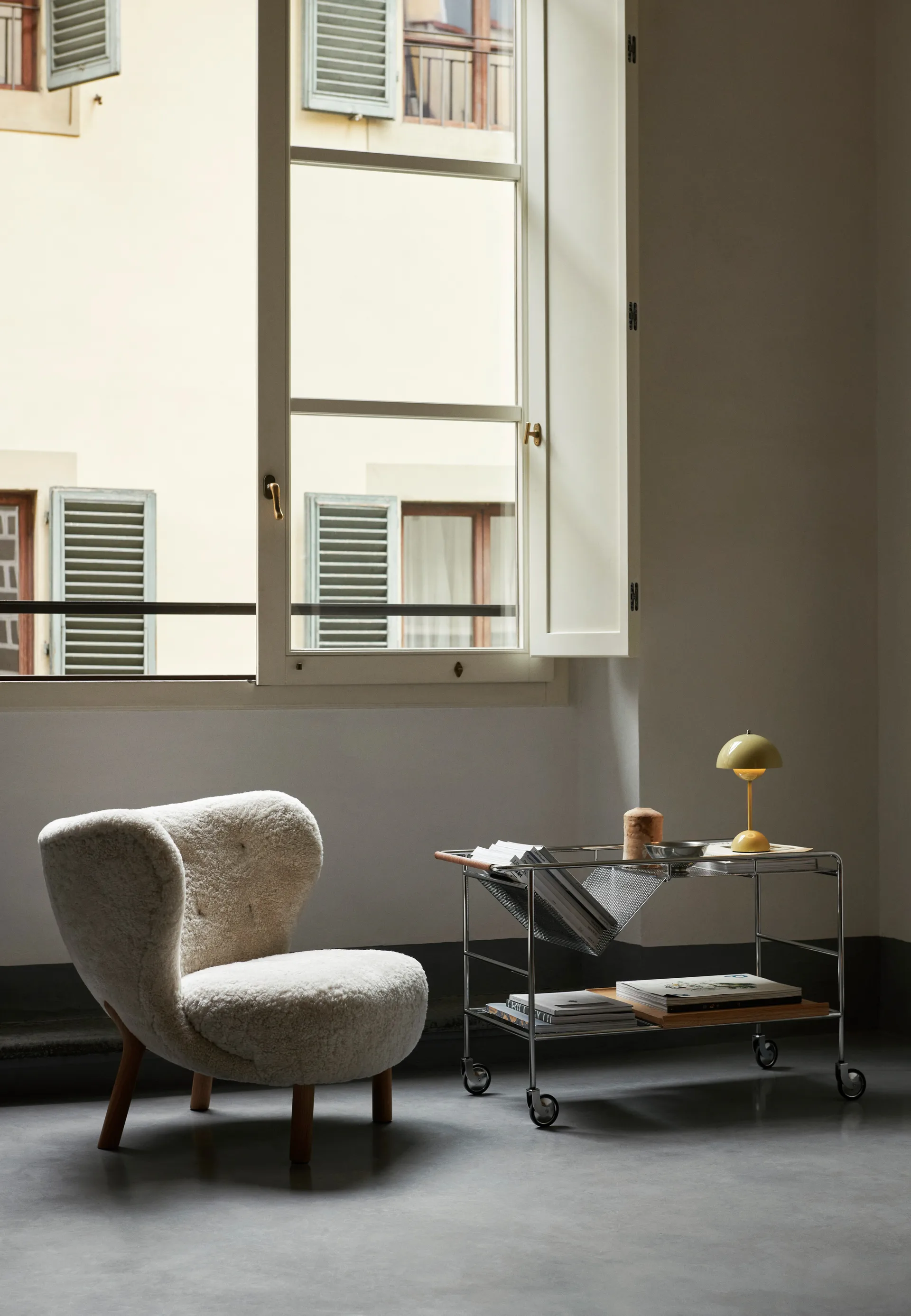 Alima förvaringsvagn lackerad ek, Chrome & lacquered oak &Tradition