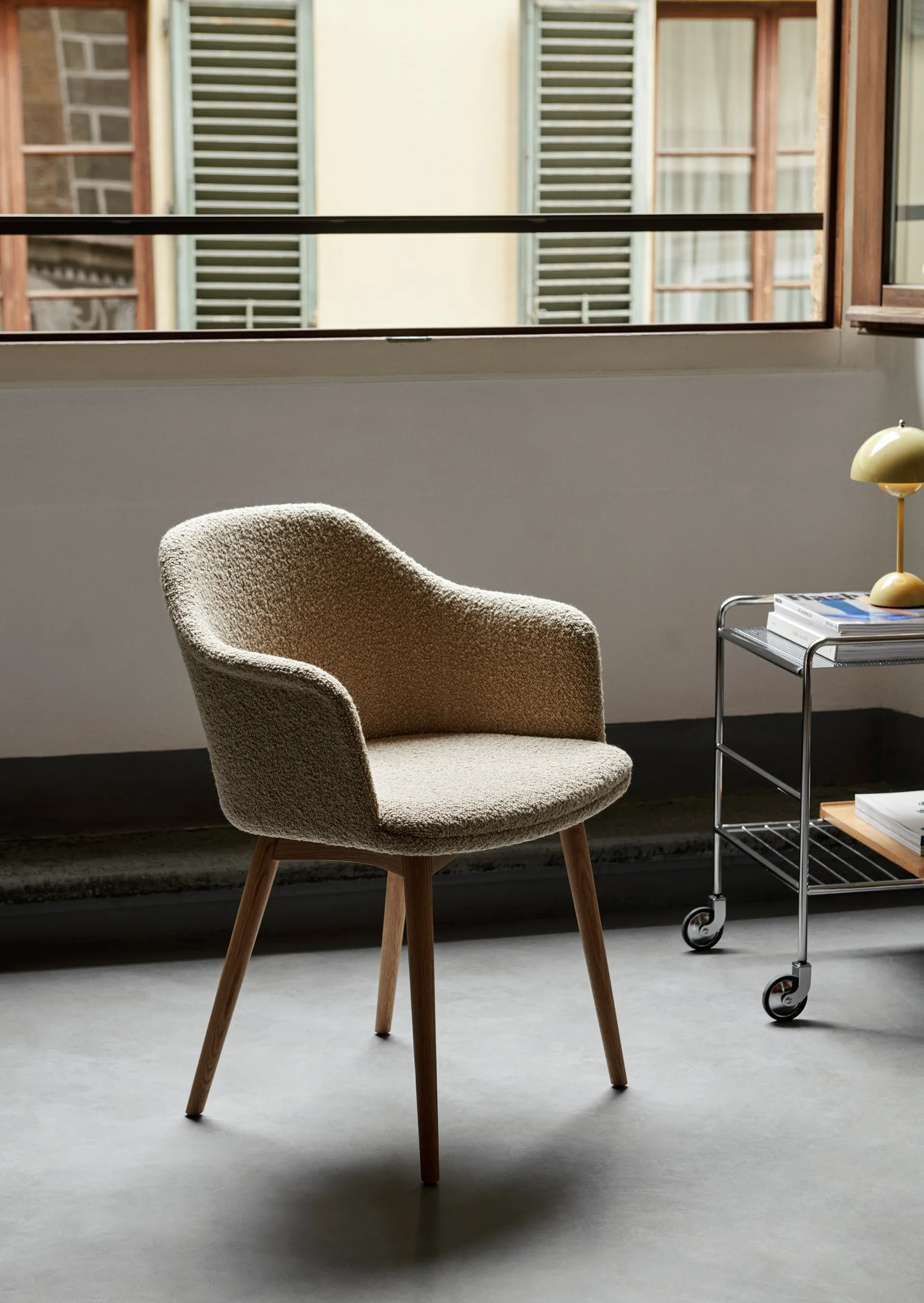 Alima förvaringsvagn lackerad ek, Chrome & lacquered oak &Tradition