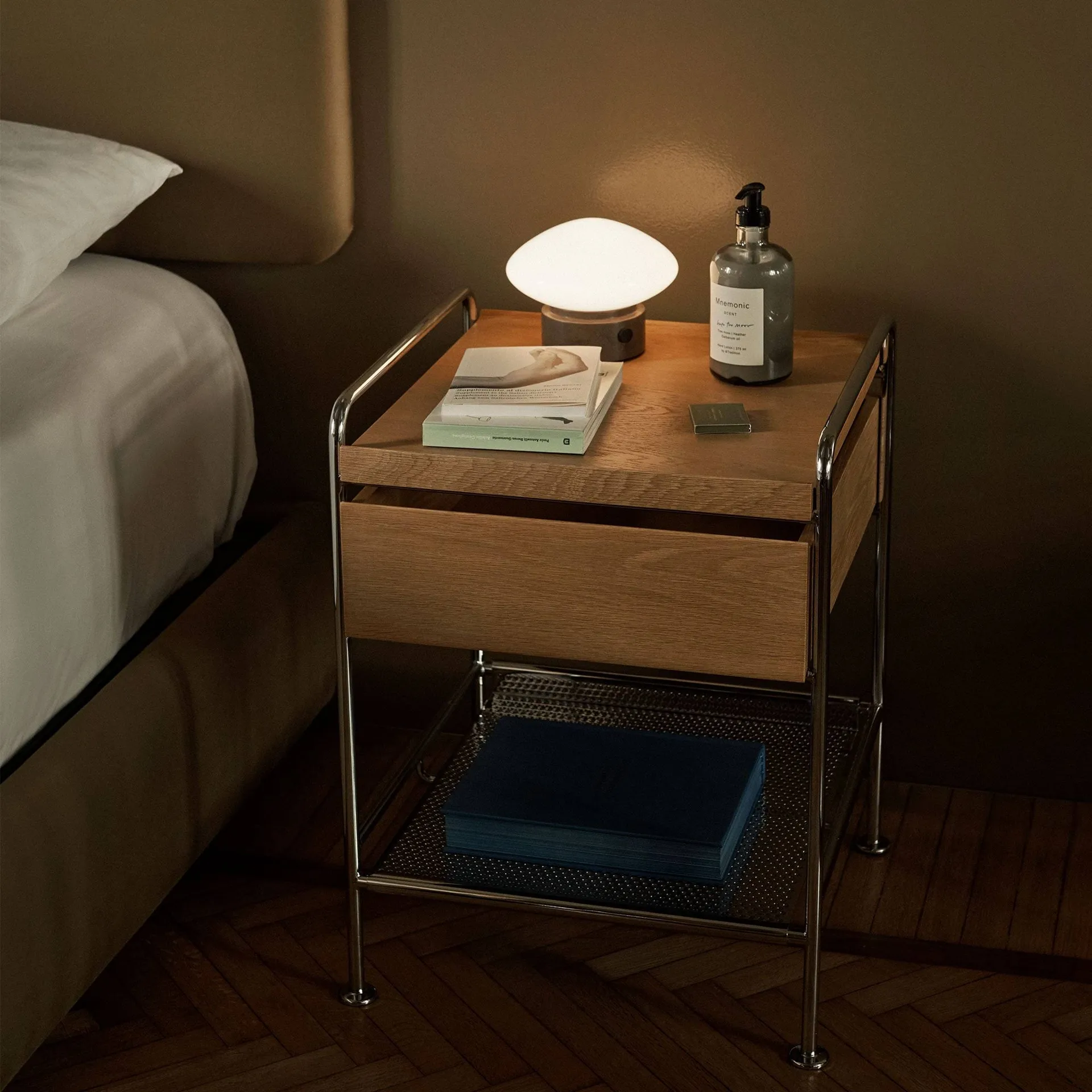 Alima NDS3 sidobord, Lackerad ek-krom &Tradition