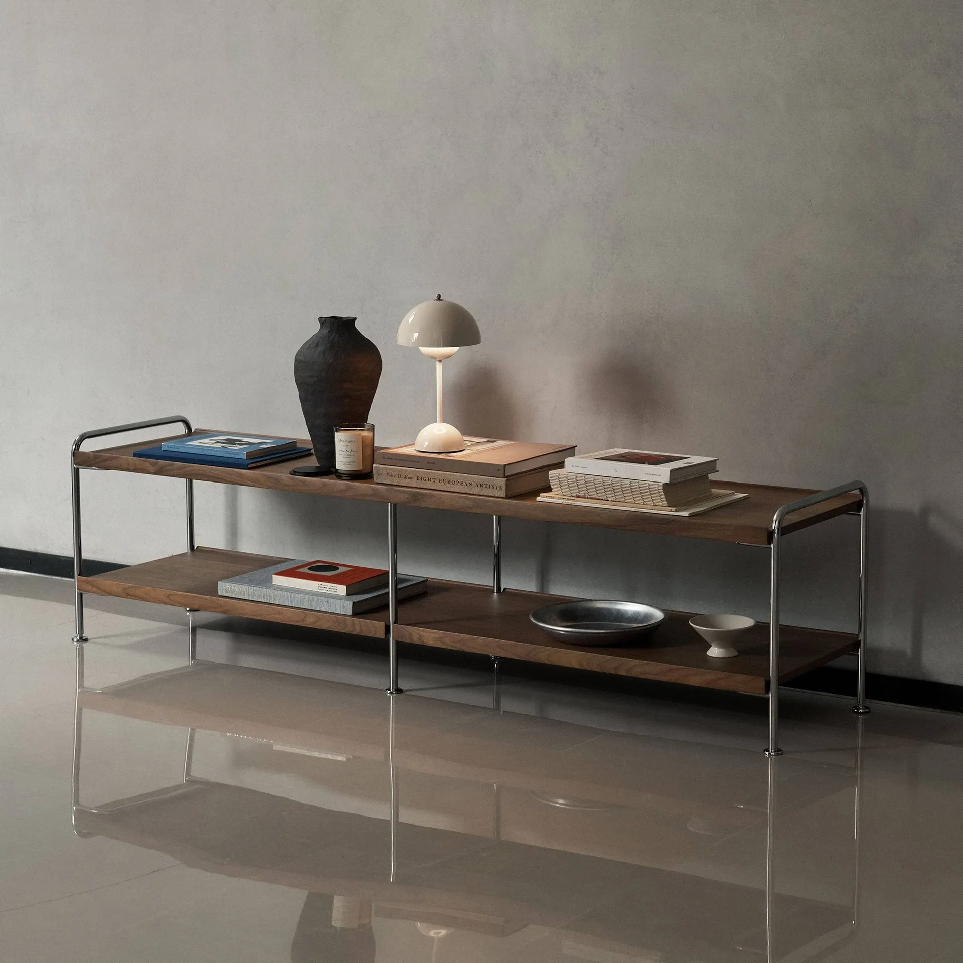 Alima NDS4 konsollhylla, Lackerad valnöt-krom, 162x42x38 cm &Tradition