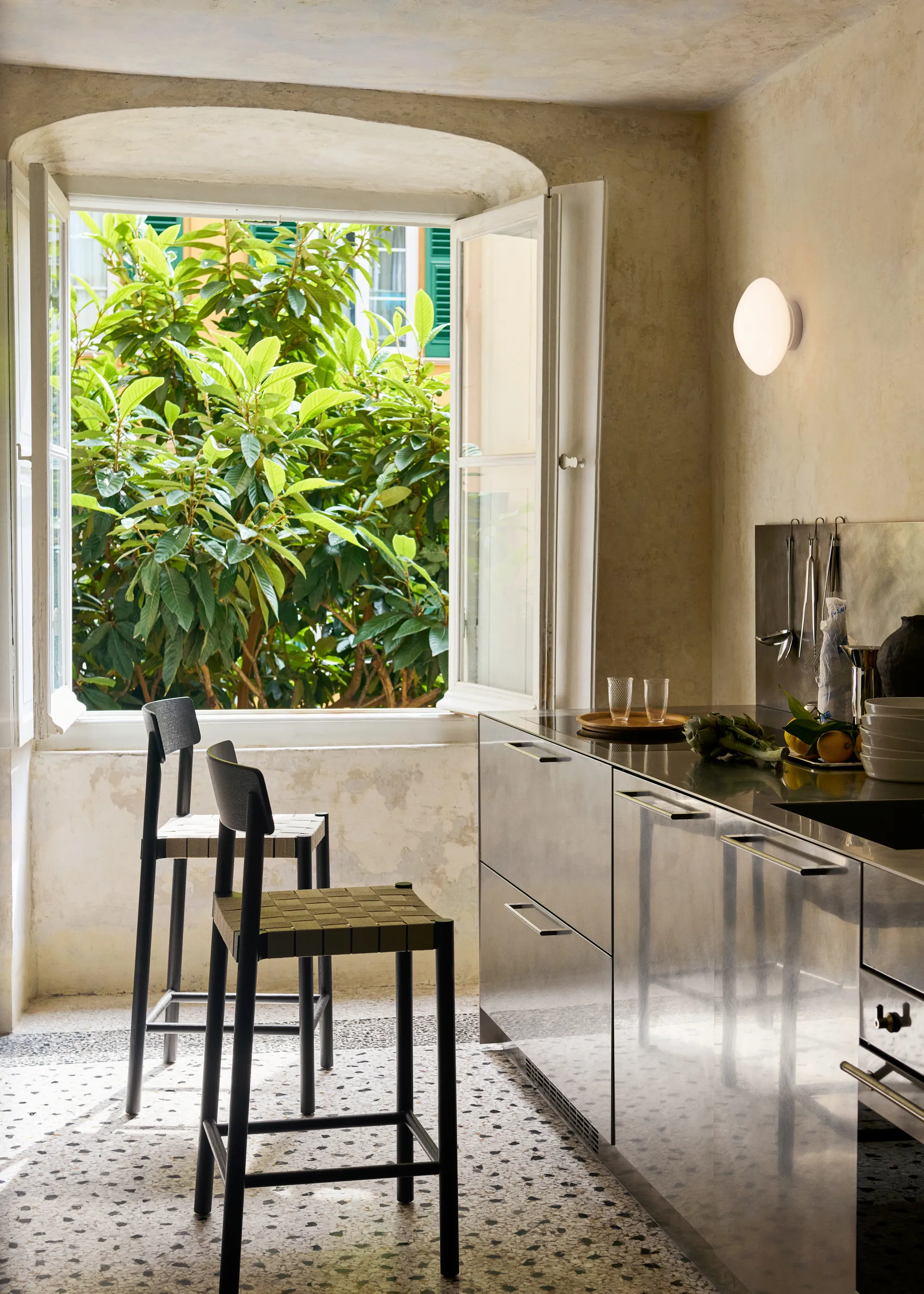 Betty TK12 Counter Chair barstol 65 cm, Naturfärgat lin-rökt ek &Tradition