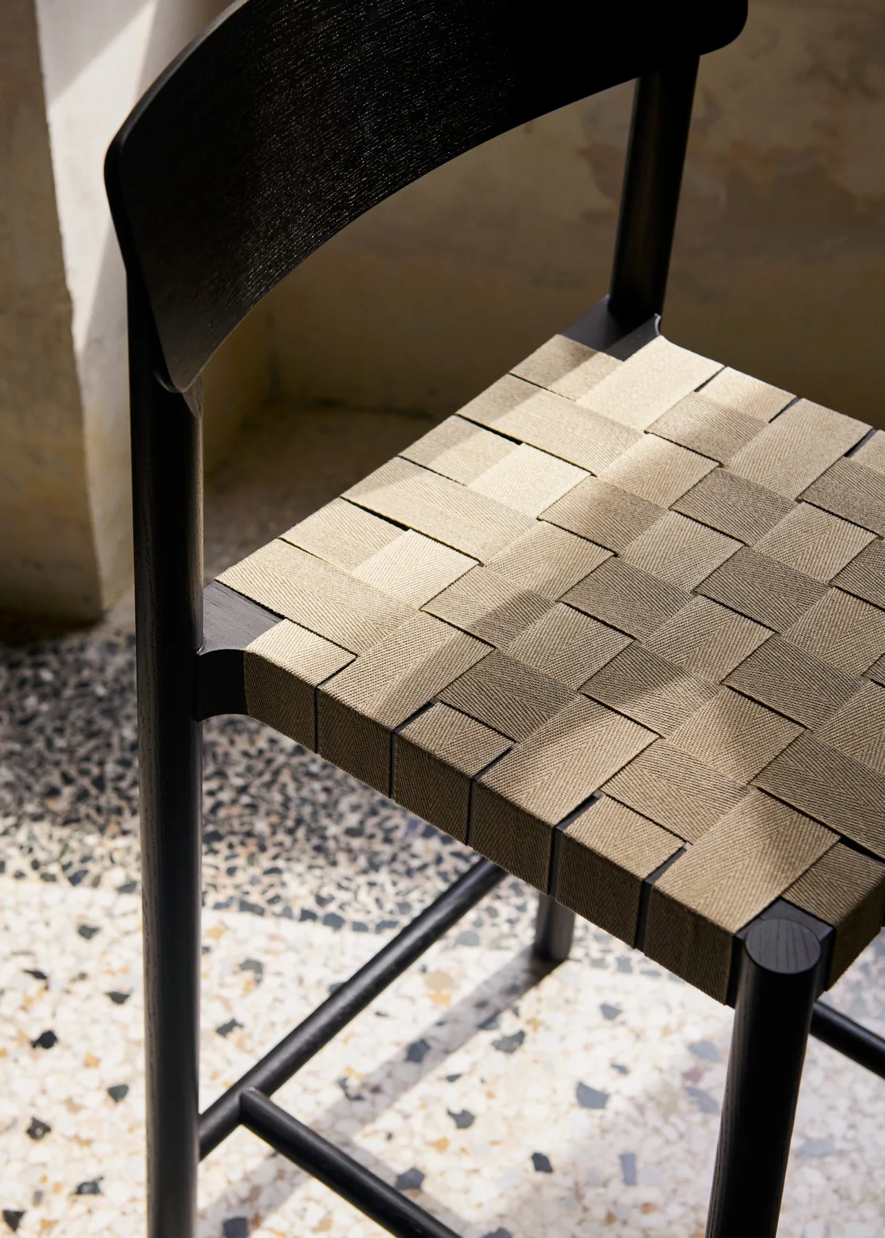 Betty TK12 Counter Chair barstol 65 cm, Naturfärgat lin-svartlackad ask &Tradition