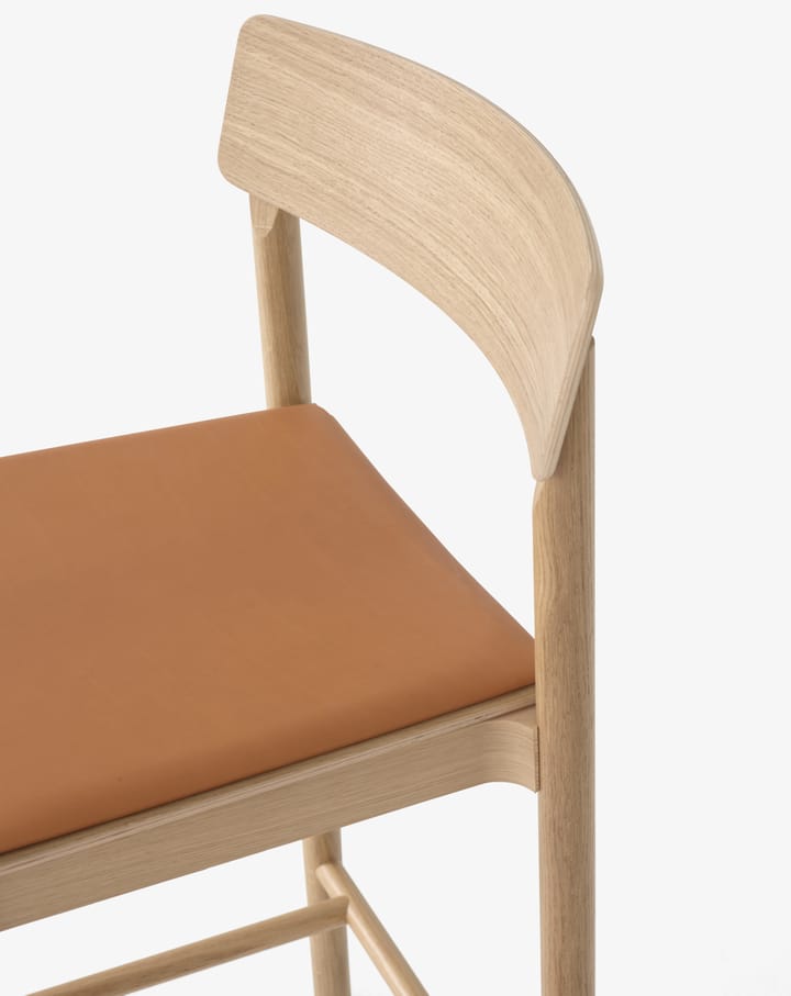 Betty TK14 Counter Chair barstol 65 cm, Noble leather cognac-lacquered solid oak &Tradition